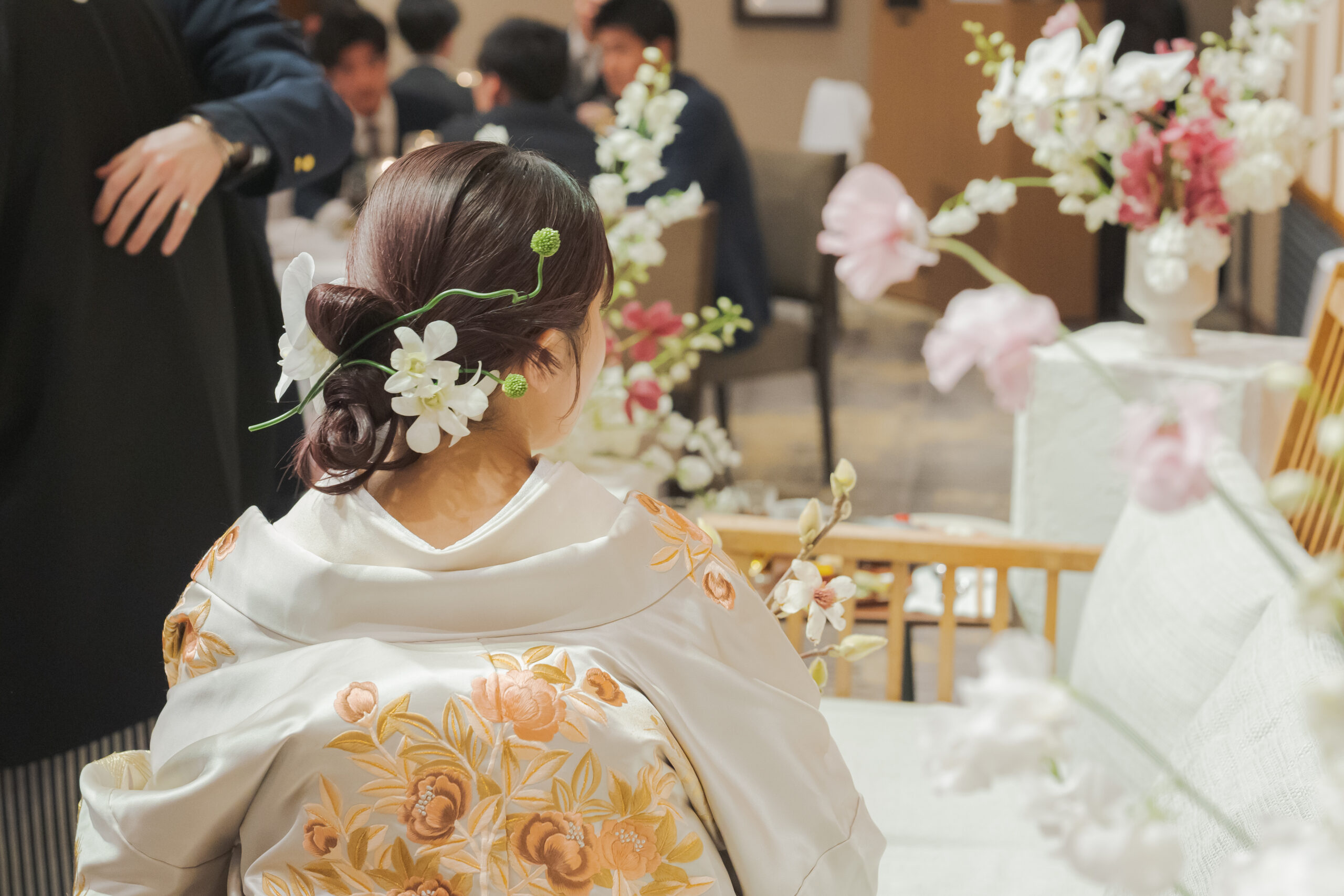 モダンな色打掛には、アリウムを合わせたリボン風のヘアスタイルで、今年らしいトレンドのスタイルを