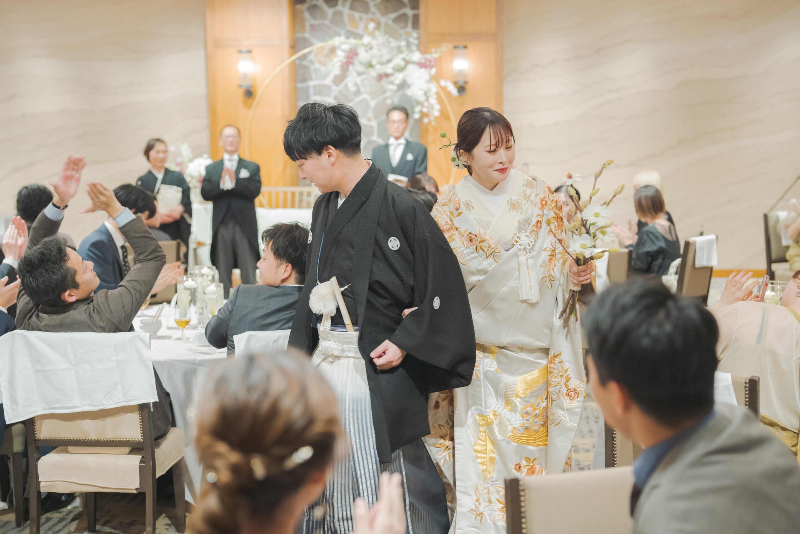 女性らしい柔らかな雰囲気を引き立てる淡いグレーの孔雀模様のモダンな色打掛は、おしゃれでモダンな空間のWITH THE STYLEにぴったり