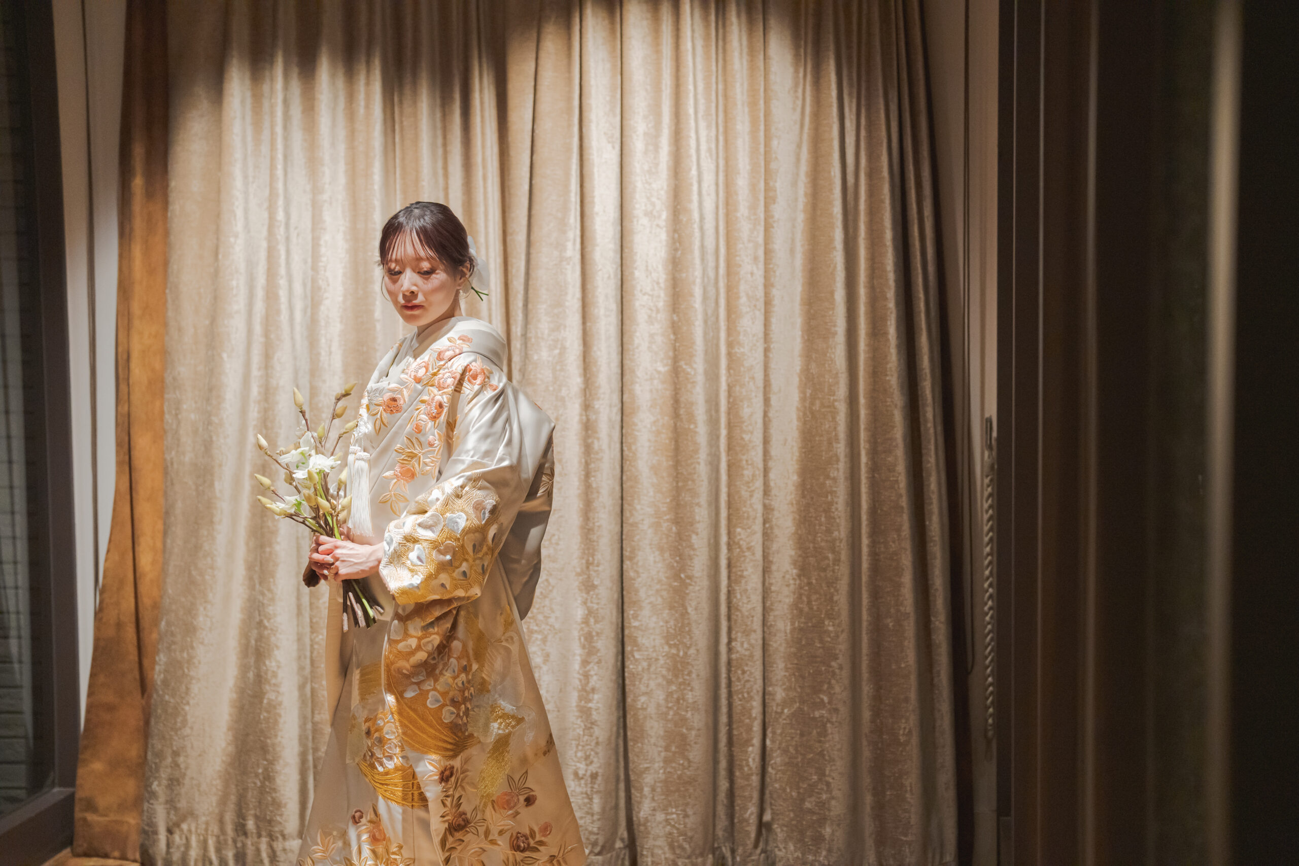 光沢のある淡いグレーの地に金糸、赤やピンク、ブルーの刺繍が華やかで存在感のあるトリートオリジナルの色打掛