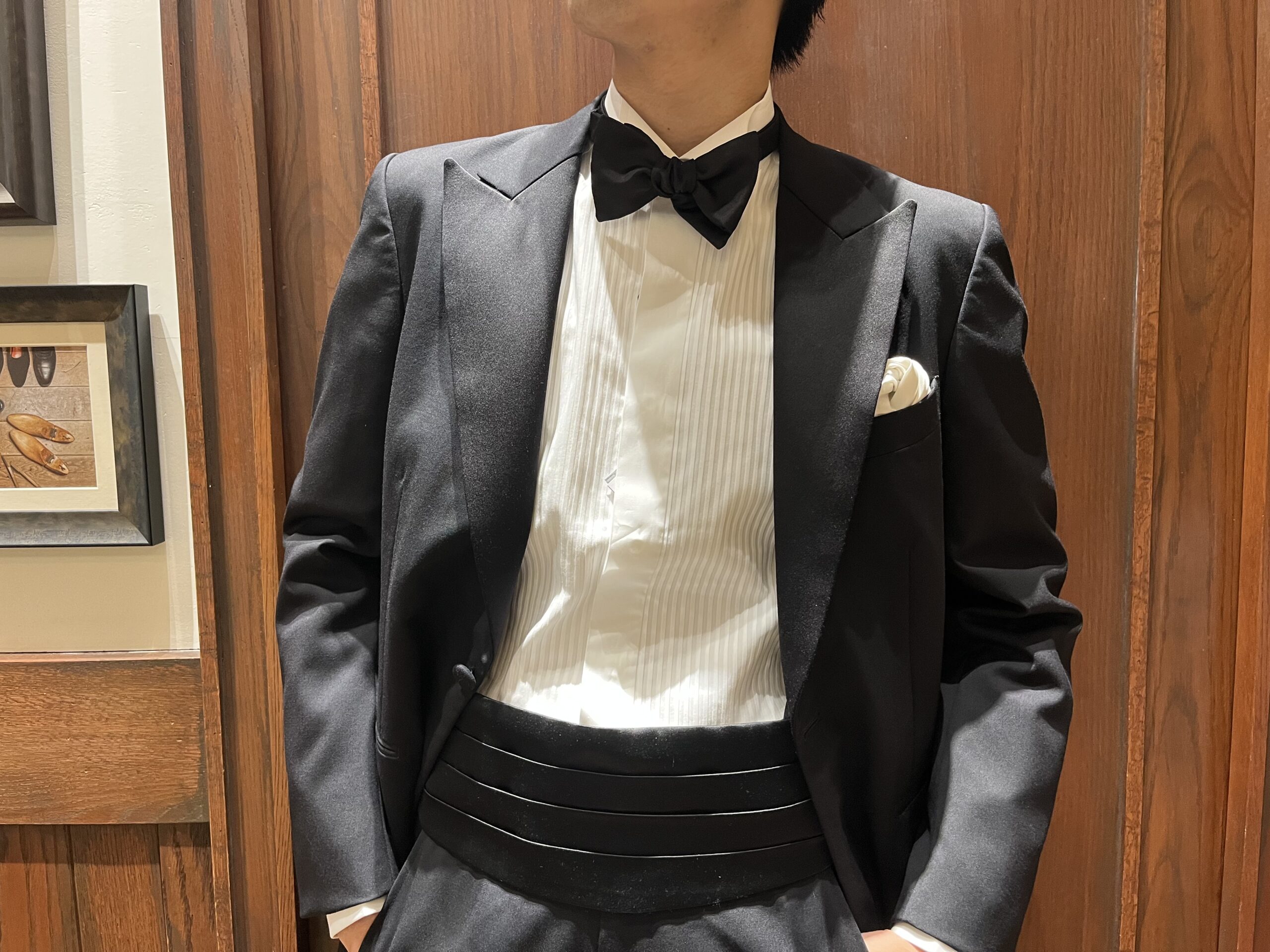 新郎様におすすめするプリーツシャツとカマーバンドスタイルの組み合わせ