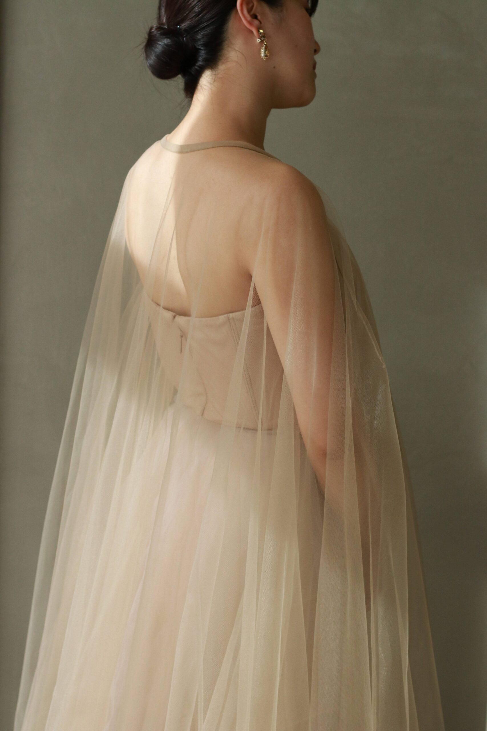 くすみカラーでナチュラルなベージュカラードレス、東海エリアで挙式を挙げられる花嫁へご提案したいマルコ アンド マリアの新作カラードレス