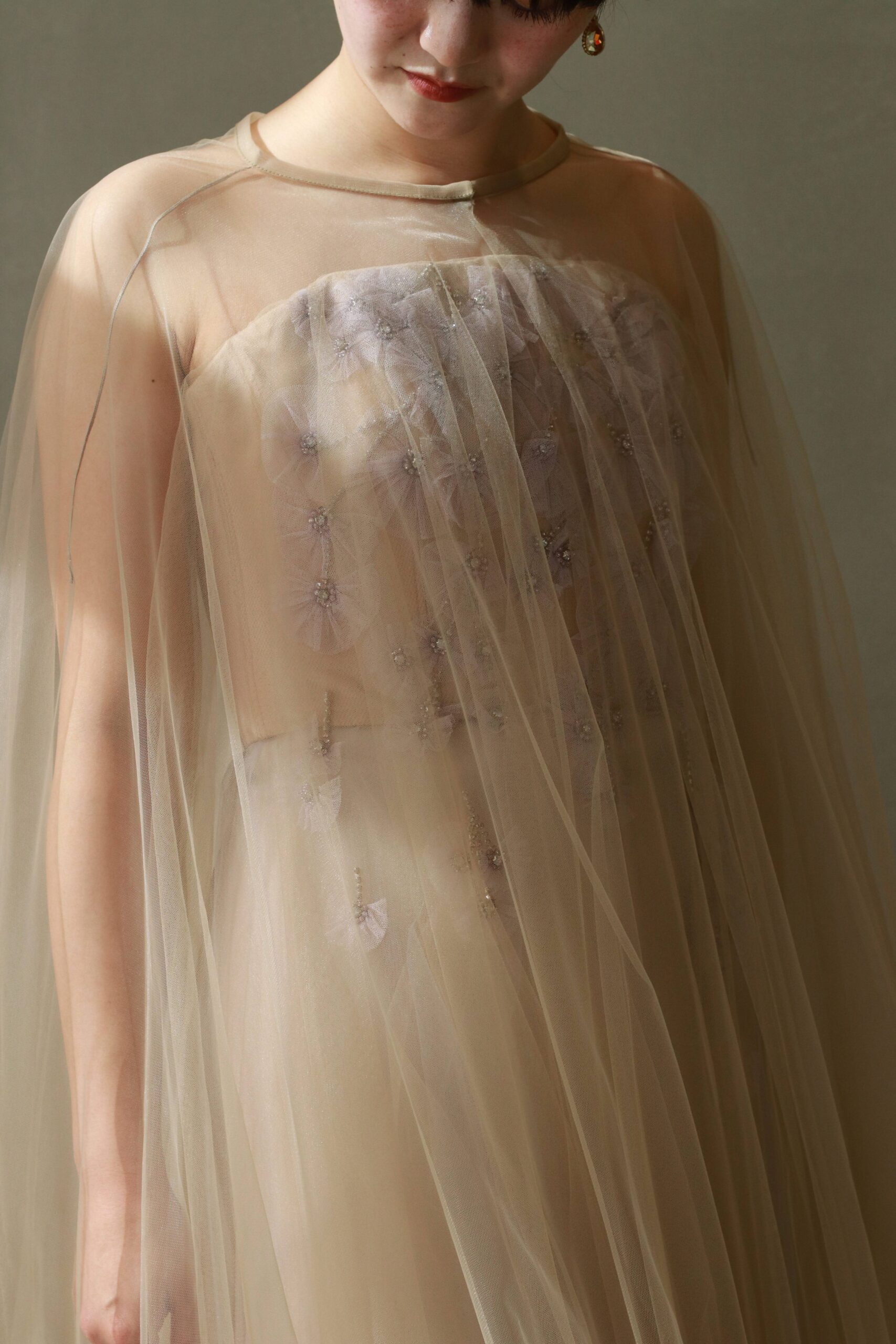 マルコアンドマリアが提案するお花のモチーフがふんだんにあしらわれた透明感溢れる新作カラードレスを、ナチュラルで美しいカラードレスをお探しの花嫁へご紹介いたします。