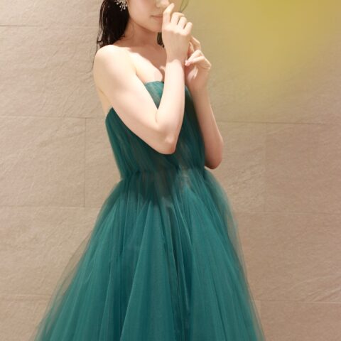 トレンドの中心東京にて流行っているドレスショップTHE TREAT DRESSING ADDITION店(ザ トリート ドレッシング アディション店)がお色直しにおすすめするおしゃれな花嫁が着用してるREEM ACRA(リーム アクラ)のおしゃれなインポートのグリーンのカラードレスのご紹介