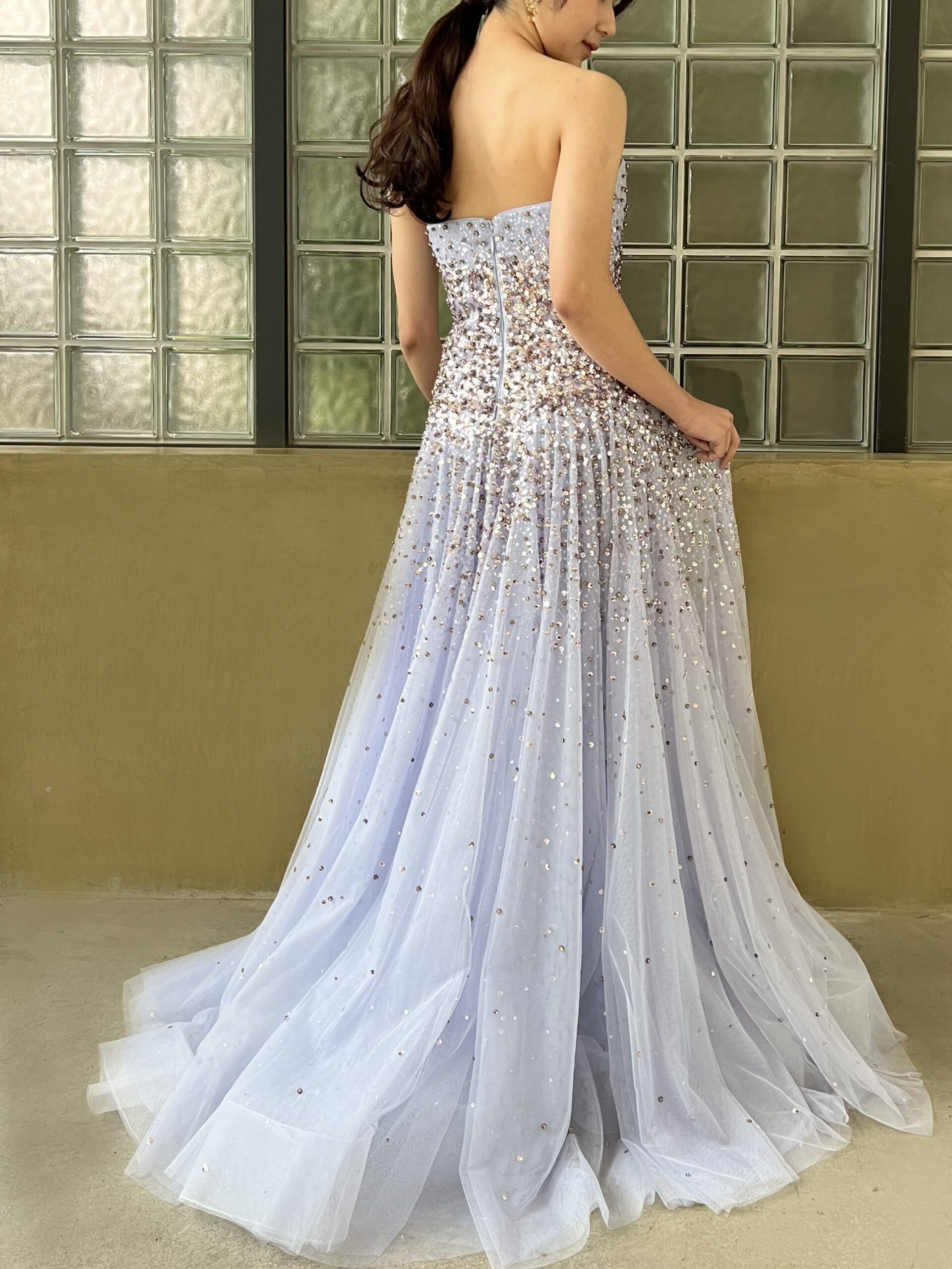 手作業で散りばめられた美しいビーディングや刺繍がラグジュアリーがエレガントさを醸し出します