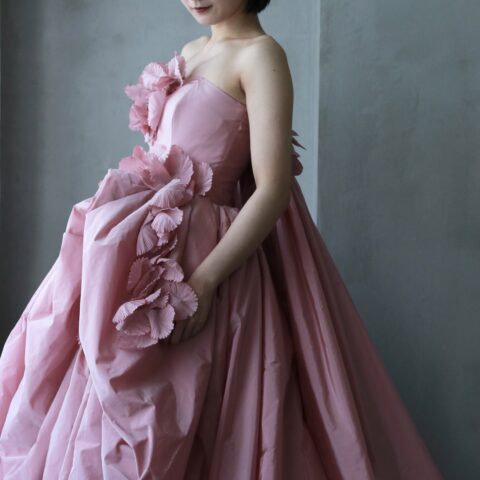 ザトリートドレッシングに入荷した新ブランドYOLANCRIS(ヨーランクリス)の新作カラードレスはピンク色とフワラーモチーフがファッショナブルでモードでお洒落なカラードレスです