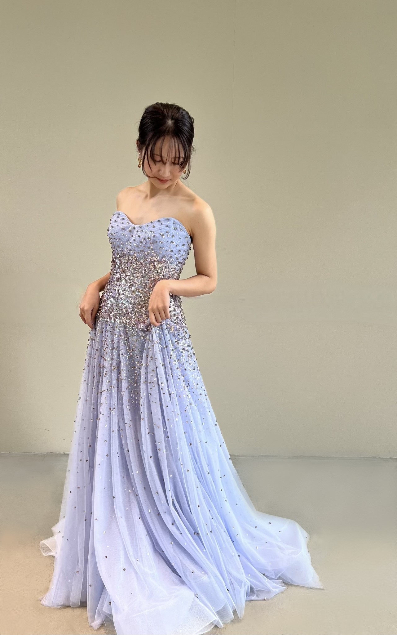 贅沢に施されたビジューが印象的なジェニー パッカムのカラードレスを福岡店よりご紹介いたします