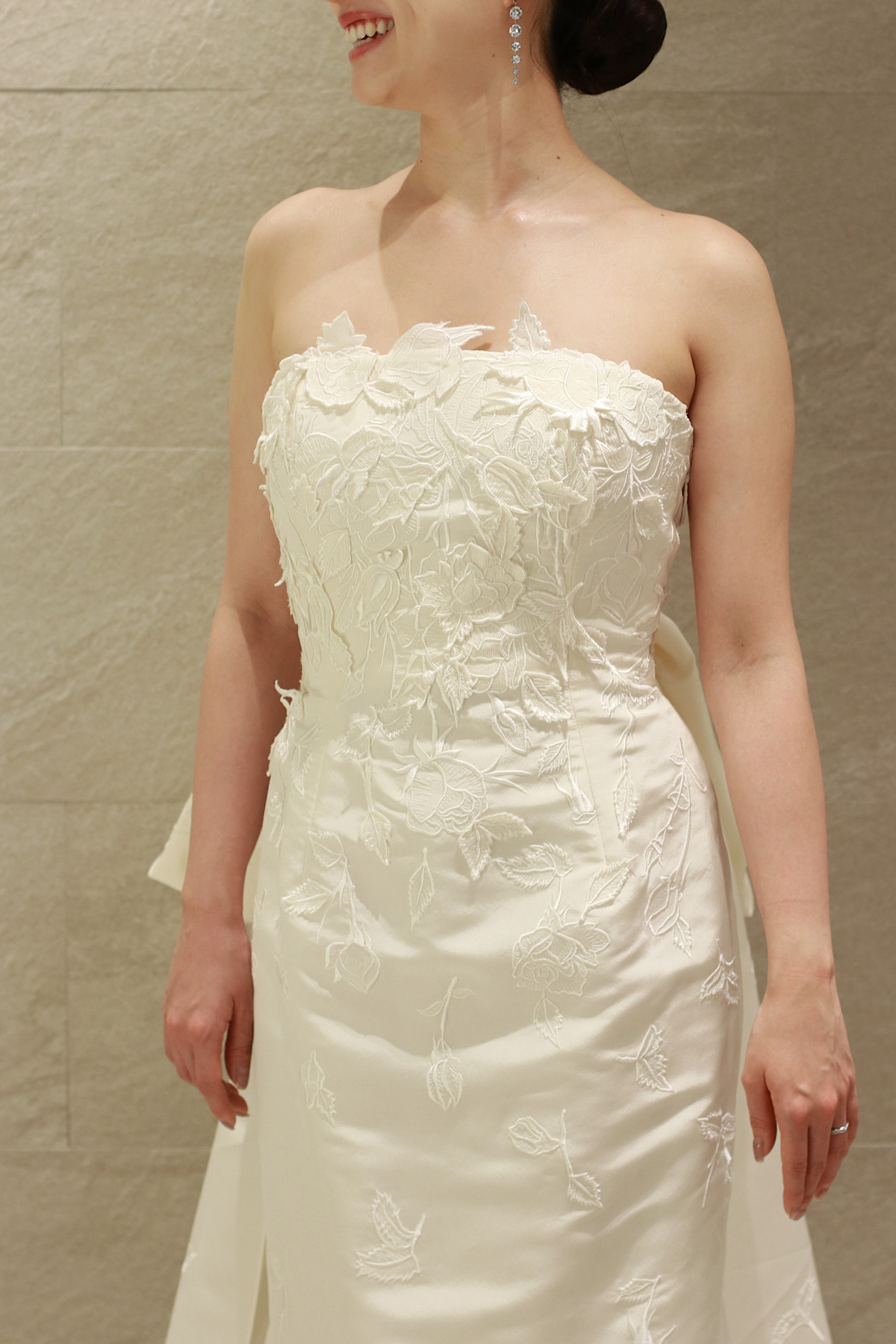 THETREATDRESSINGアディション店がおすすめしたい骨格ストレートの花嫁におすすめのオスカーデラレンタのマーメイドラインで後姿が華やかなウェディングドレスのご紹介