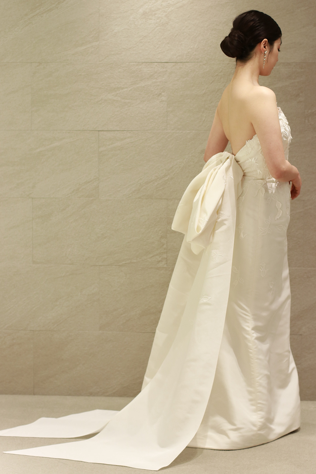 骨格ストレートでお悩みの花嫁へおすすめしたいマーメイドラインのウェディングドレスはオスカーデラレンタの上品な印象を叶えることができます