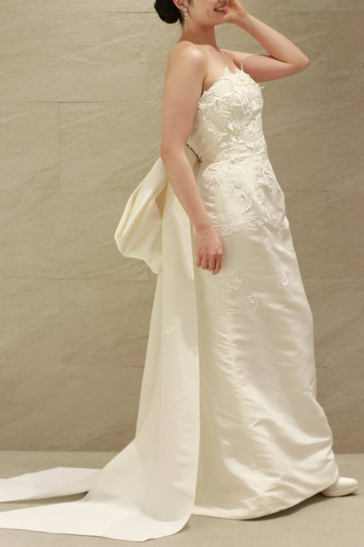 ザトリートドレッシングでお取り扱いしているマーメイドラインのウェディングドレスはバックスタイルの華やかなリボンモチーフが特徴で構築的なデザイン性が特徴です