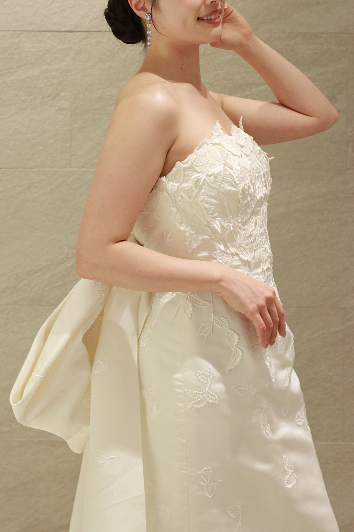 骨格ストレートの花嫁でウェディングドレスをお探しの方へおすすめしたいオスカーデラレンタのマーメイドラインのウェディングドレスは後姿の大きなリボンモチーフが華やかな1着