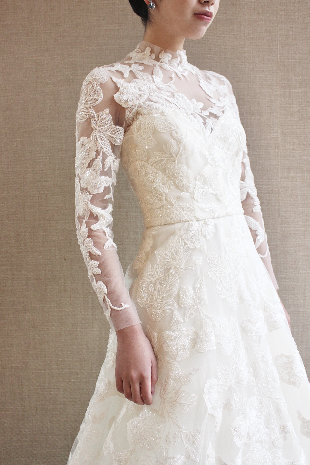 トリートのアムサーラの新作ウェディングドレスは刺繍とビジューの煌めきが美しいAラインのウェディングドレスです