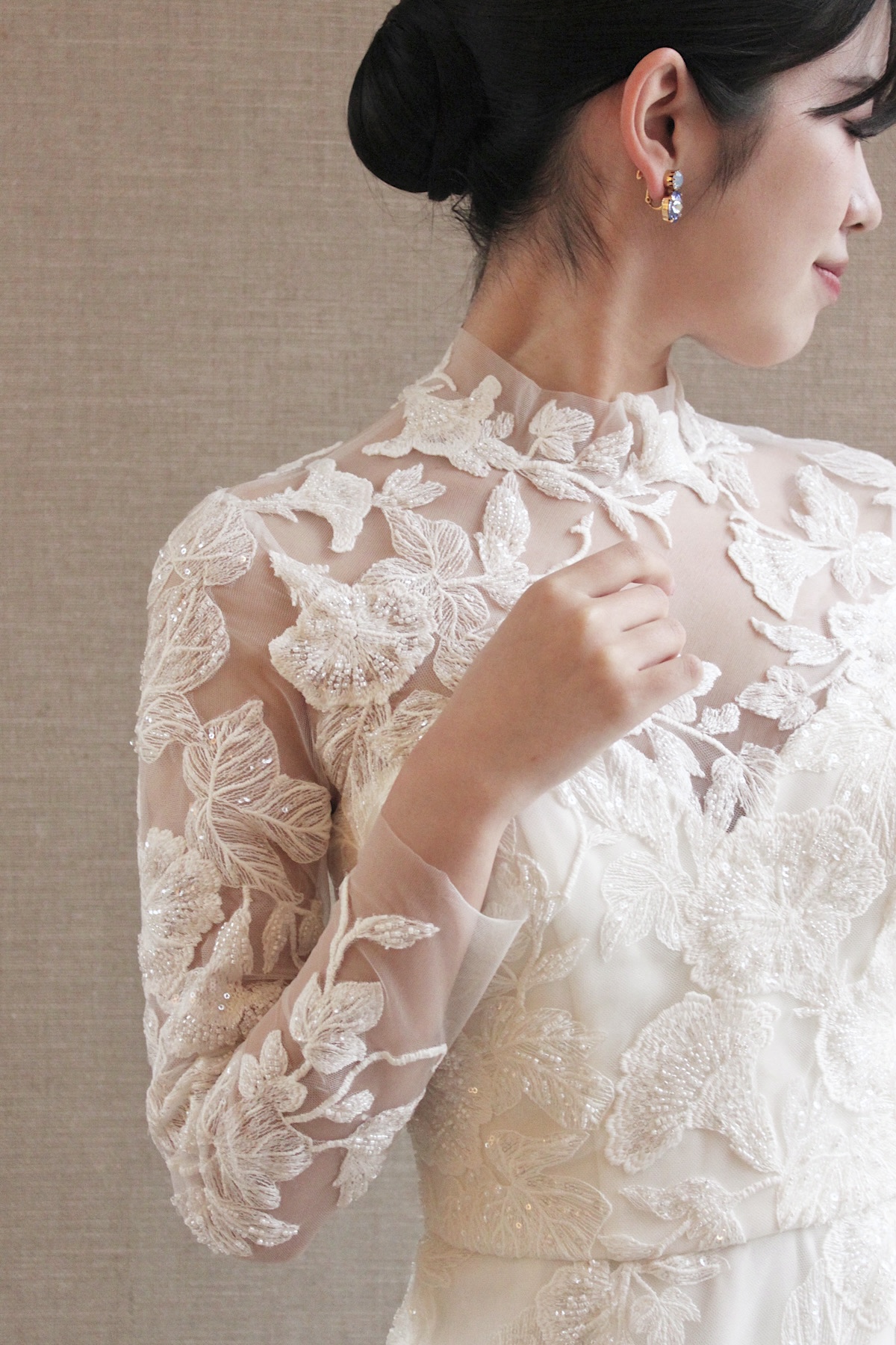 トリート京都店のリーフの刺繍が美しいハイネックロングスリーブのアムサーラの新作Aラインウェディングドレスです