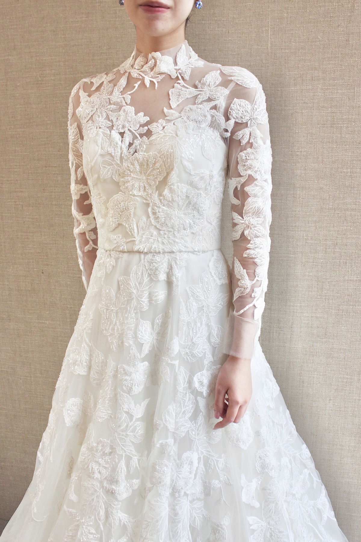 トリートがロングスリーブがクラシカルなAラインのウェディングドレスは、正統派な結婚式に合います