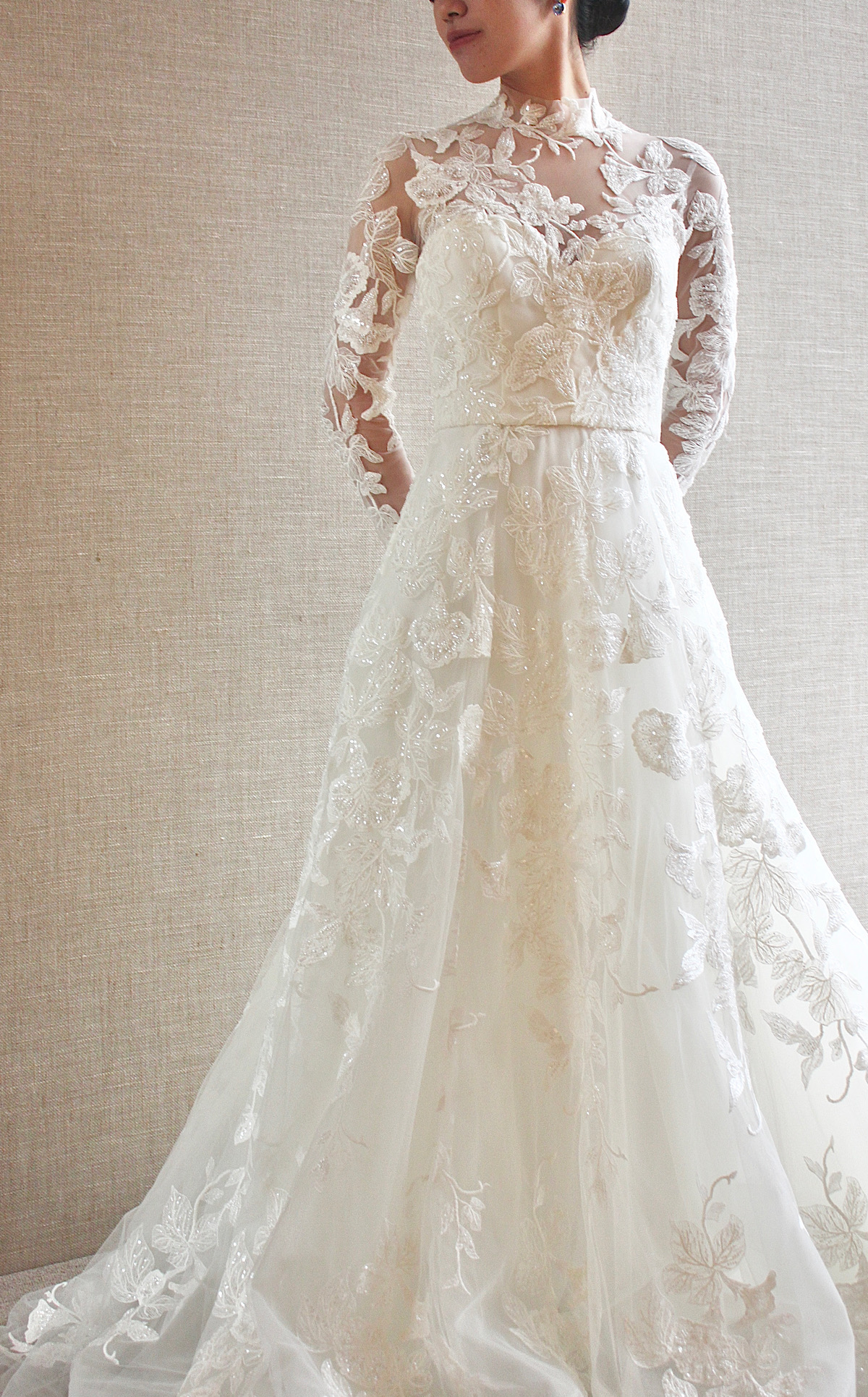 京都の結婚式会場におすすめのチュールの透明感が美しい新作ウェディングドレスは、クラシックな京都のチャペルにおすすめです