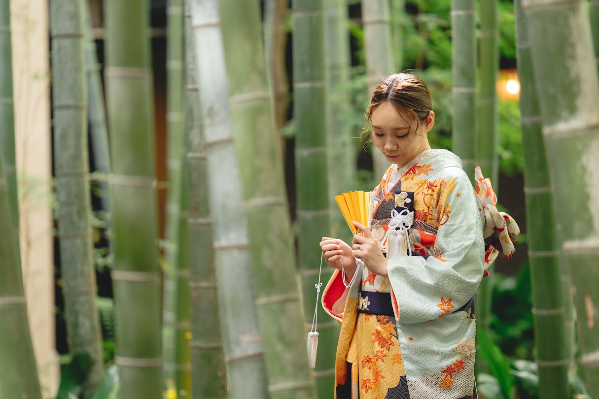 レトロモダンな着物をフォーチュンガーデン京都の前撮りでご提案いたします