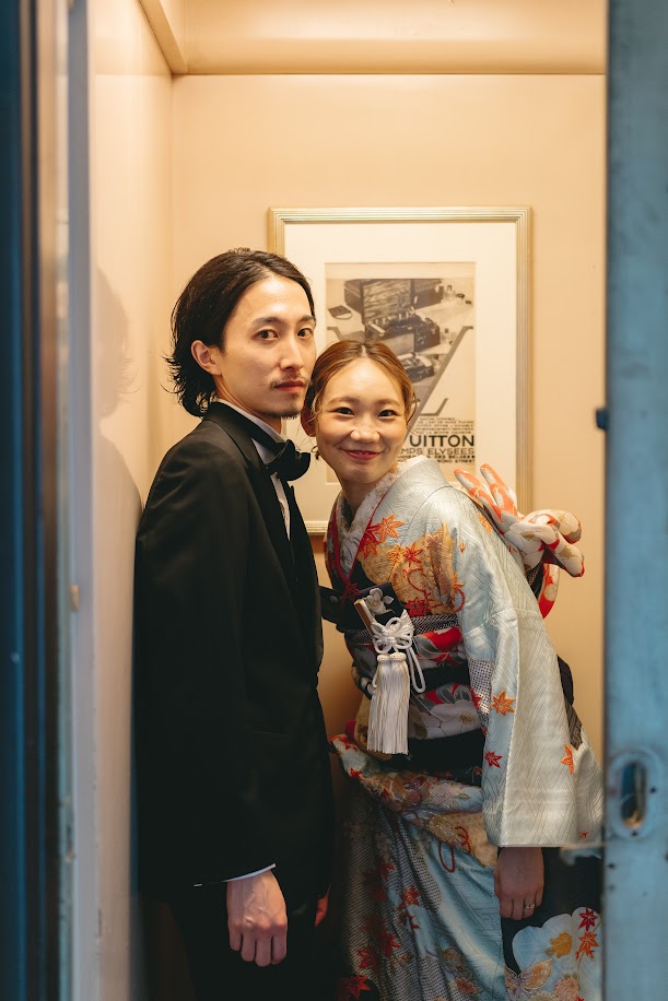 フォーチュンガーデン京都の前撮りにおすすめのザトリートドレッシングの水色のモダンな本振袖とタキシードのご紹介