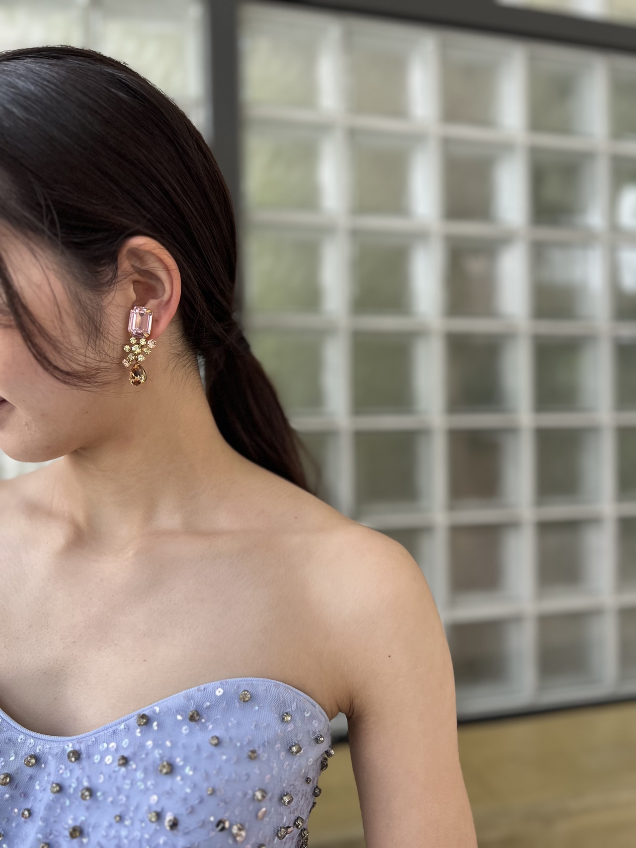 アクセサリーはJENNIFER BEHRのカラーのイヤリングでファッショナブルにコーディネート