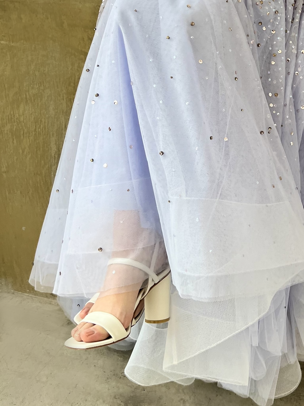 遊び心のあるモダンスタイルを叶えてくれるシューズブランドHAAVEのオープントゥのサンダルが春夏らしさをより一層引き立てます