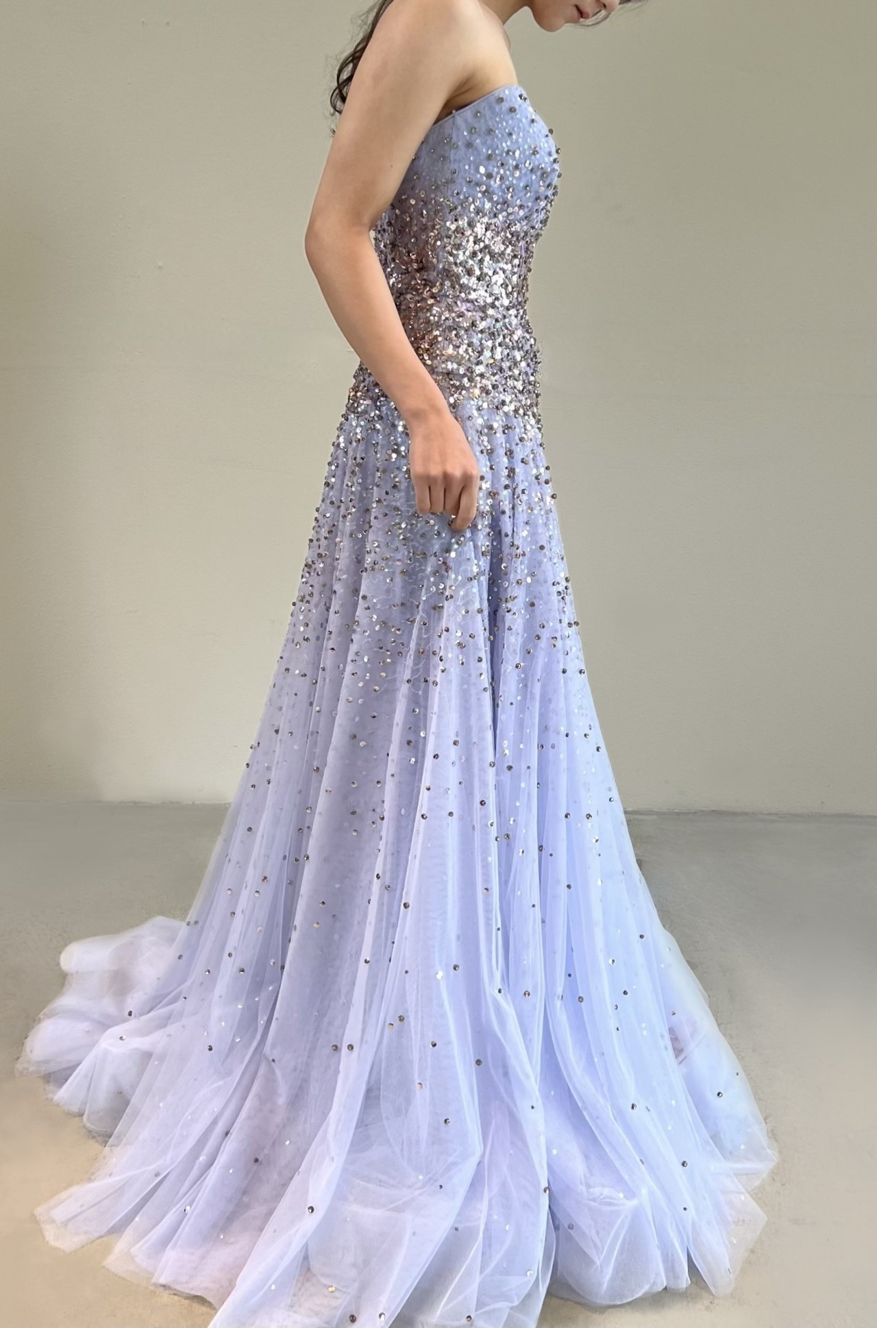 裾もとまで惜しみなく施されたピンクゴールドのビジューはまるで宝石を身に纏ったかのような輝きを放ちます