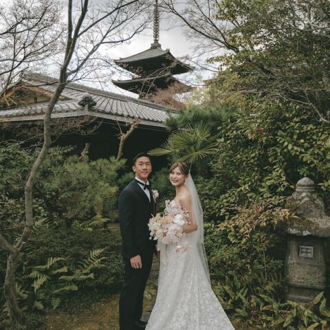 ザトリートドレッシング京都店がザソウドウ東山京都におすすめするモニークルイリエのウェディングドレスとブラックタキシードのご紹介です。