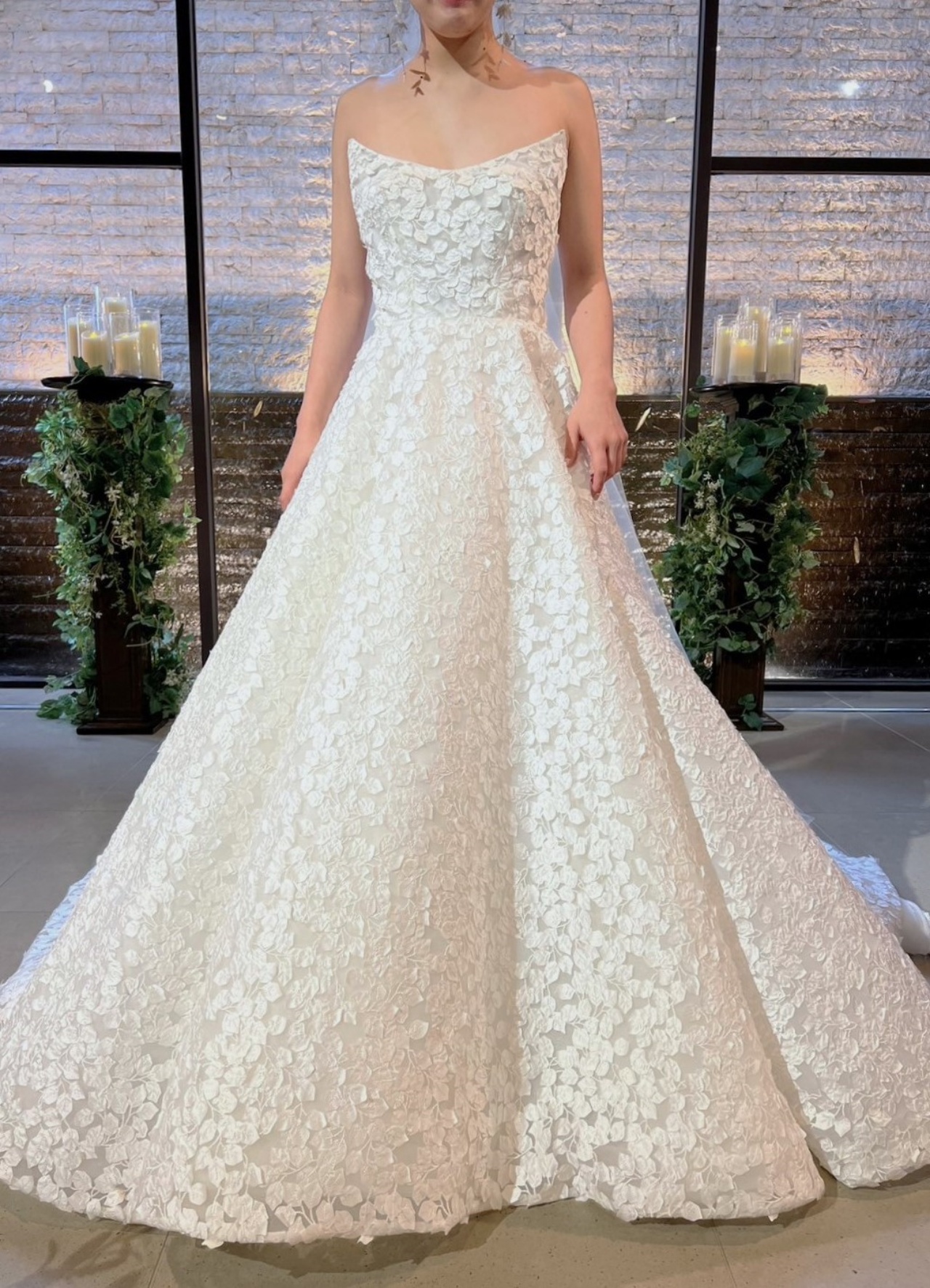 カスミソウをモチーフとしたプリンセスラインのボリュームたっぷりなビスチェタイプのレンタルウェディングドレスは、トリート福岡店でレンタルいただけます