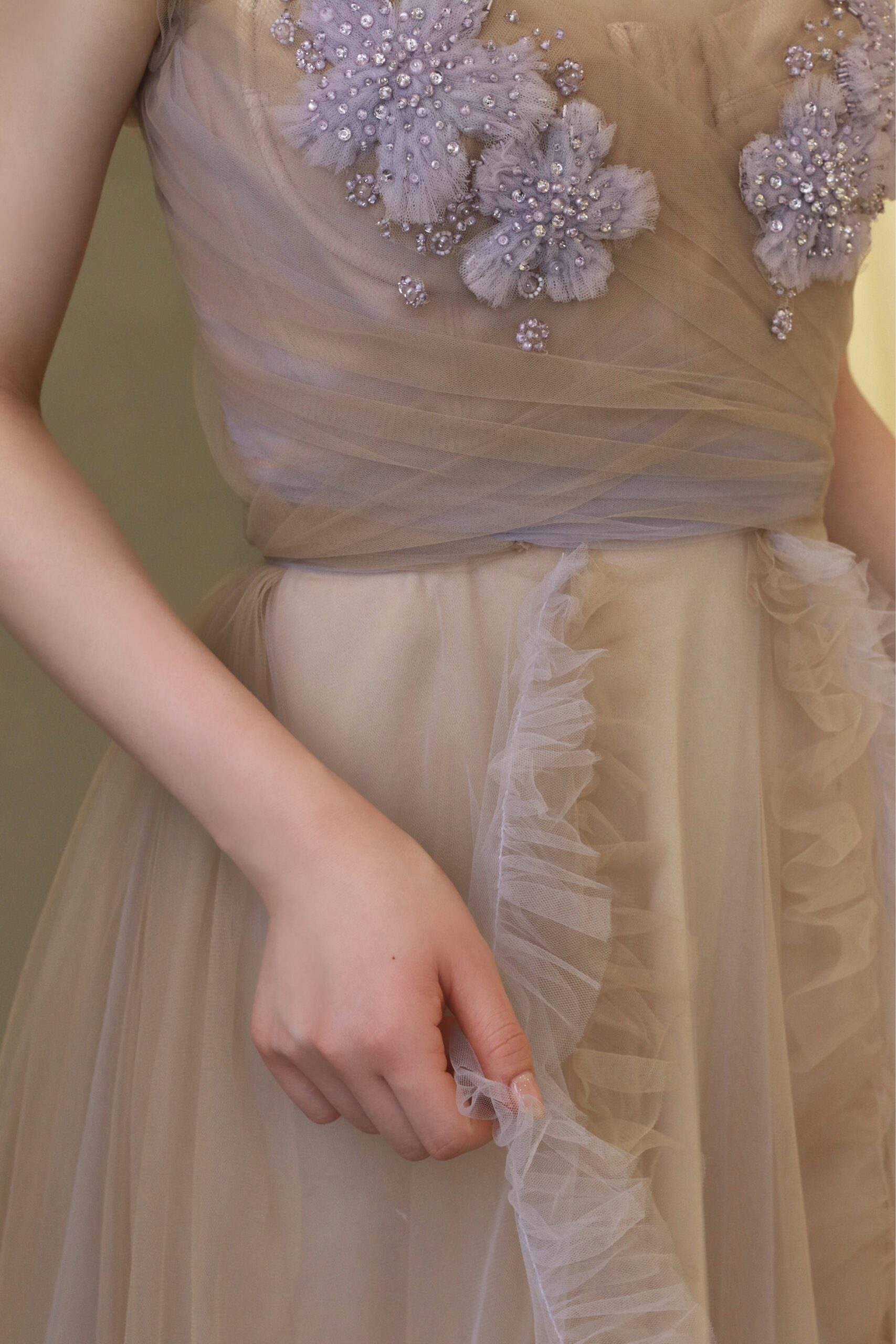 お色直しにおすすめなくすみベージュカラー、ニュアンスカラーのインポート新作カラードレスをTHE TREAT DRESSING 名古屋店より東海地方にて結婚式を挙げられる新郎新婦様へご紹介いたします