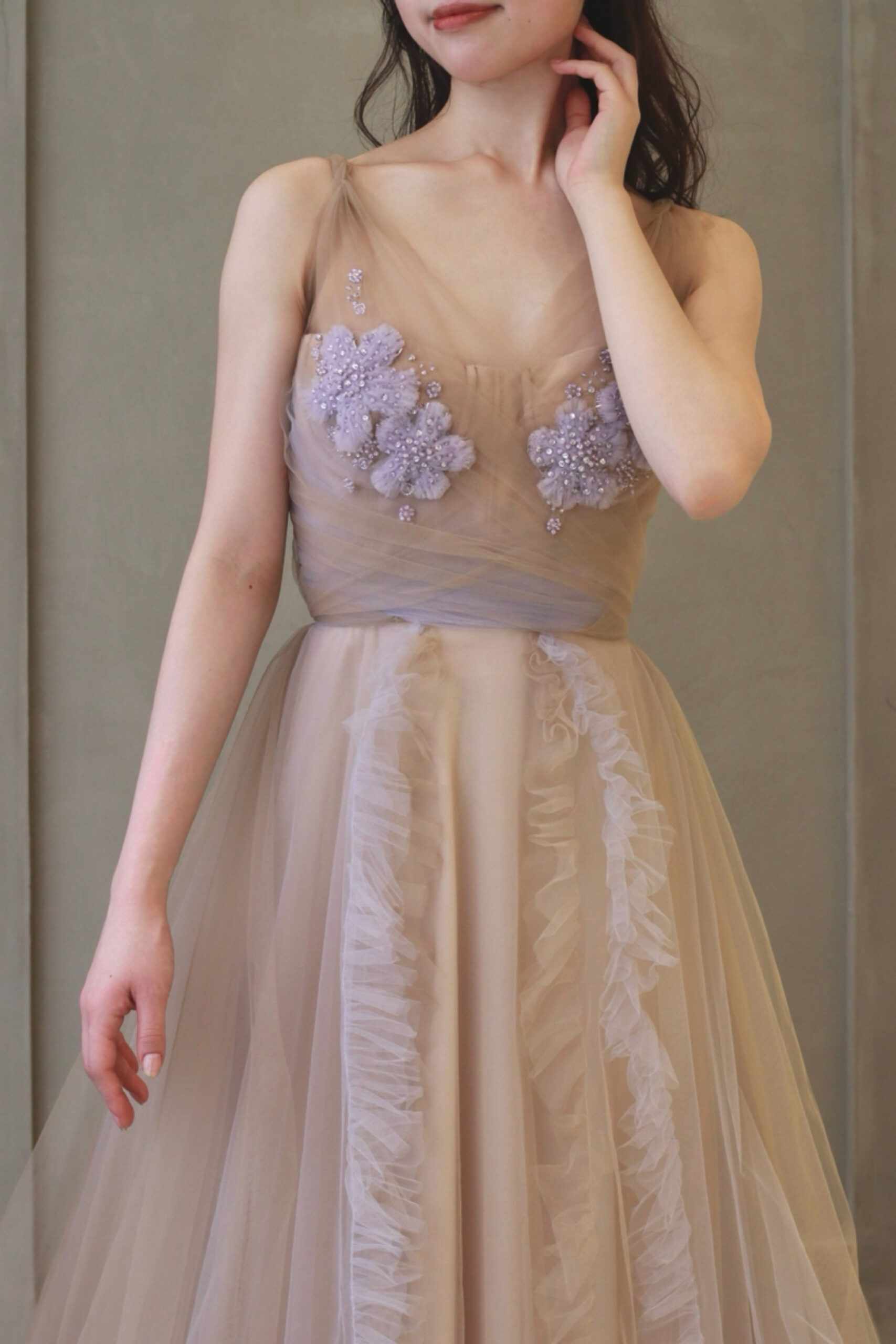 チュールとレースの透明感溢れるAラインのすっきりシルエットのお色直し新作インポートカラードレスはオシャレなウェディングスタイルを検討の方におすすめです