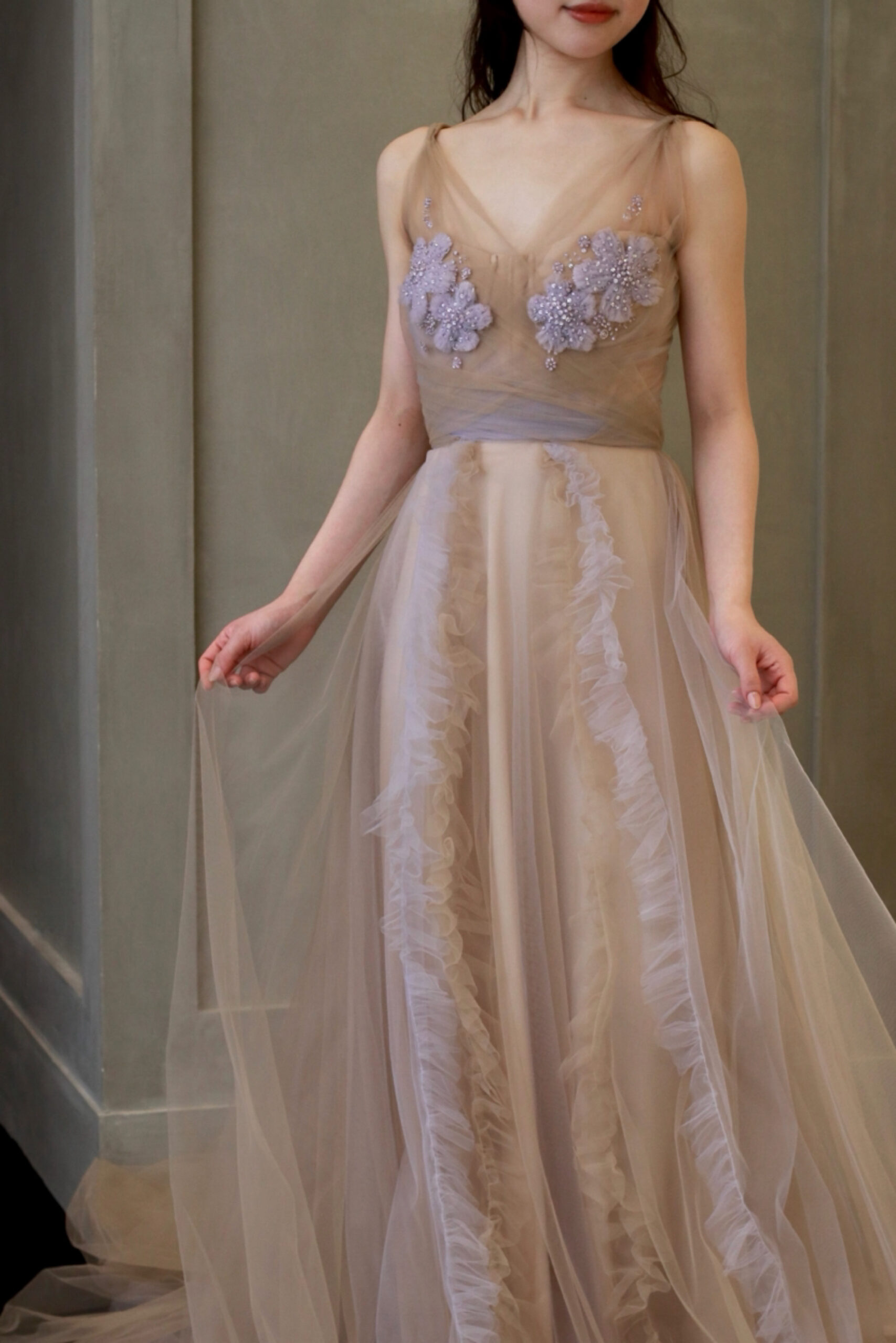 お色直しスタイルにおすすめなカラードレスはマルコアンドマリアのくすみカラーの淡いベージュとパープルのインポートドレスです