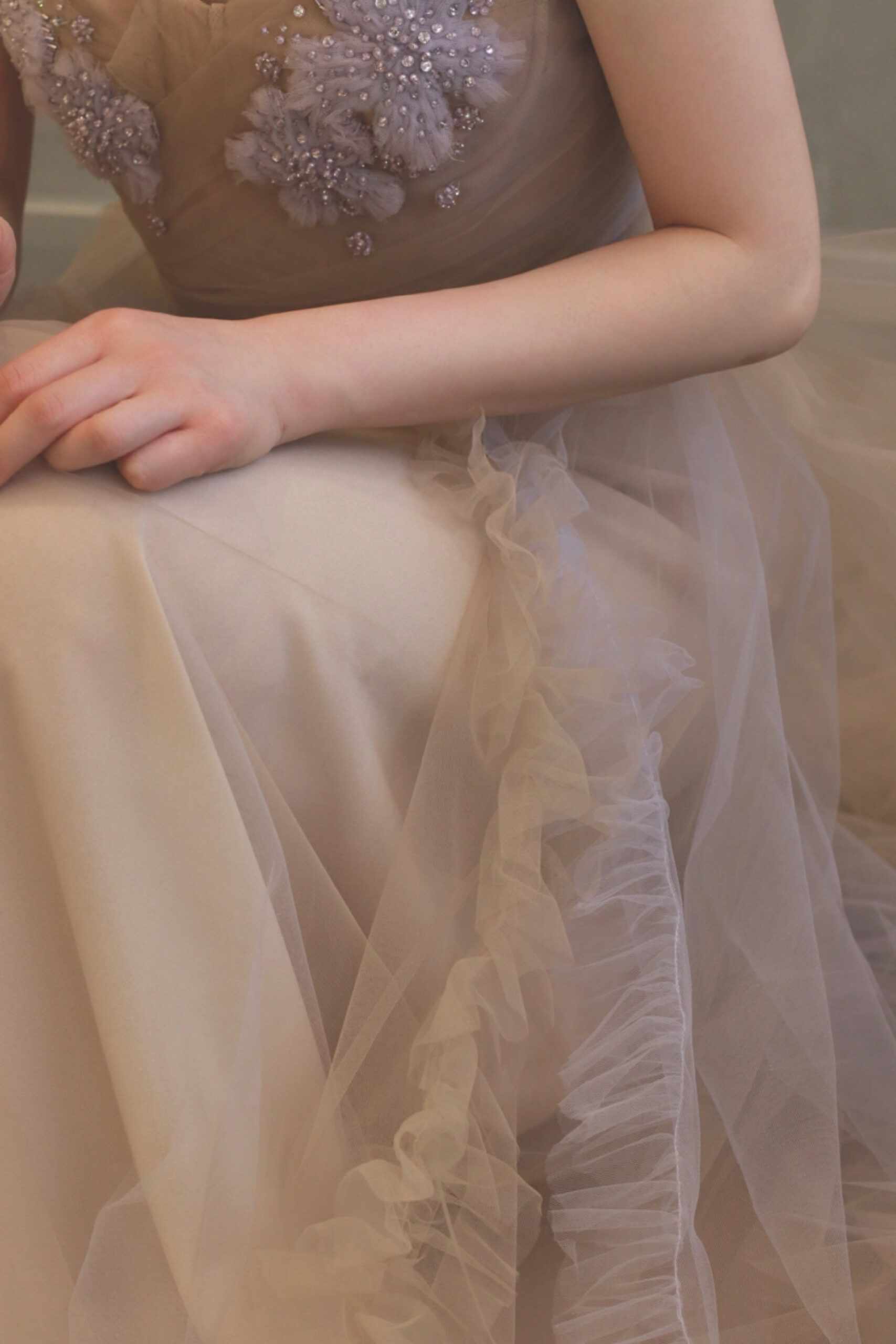 おしゃれでアットホームなウェディングスタイルをご検討の方へおすすめなお色直しカラードレスはMARCO&MARIAのチュールAラインのVカットのパーティードレスです