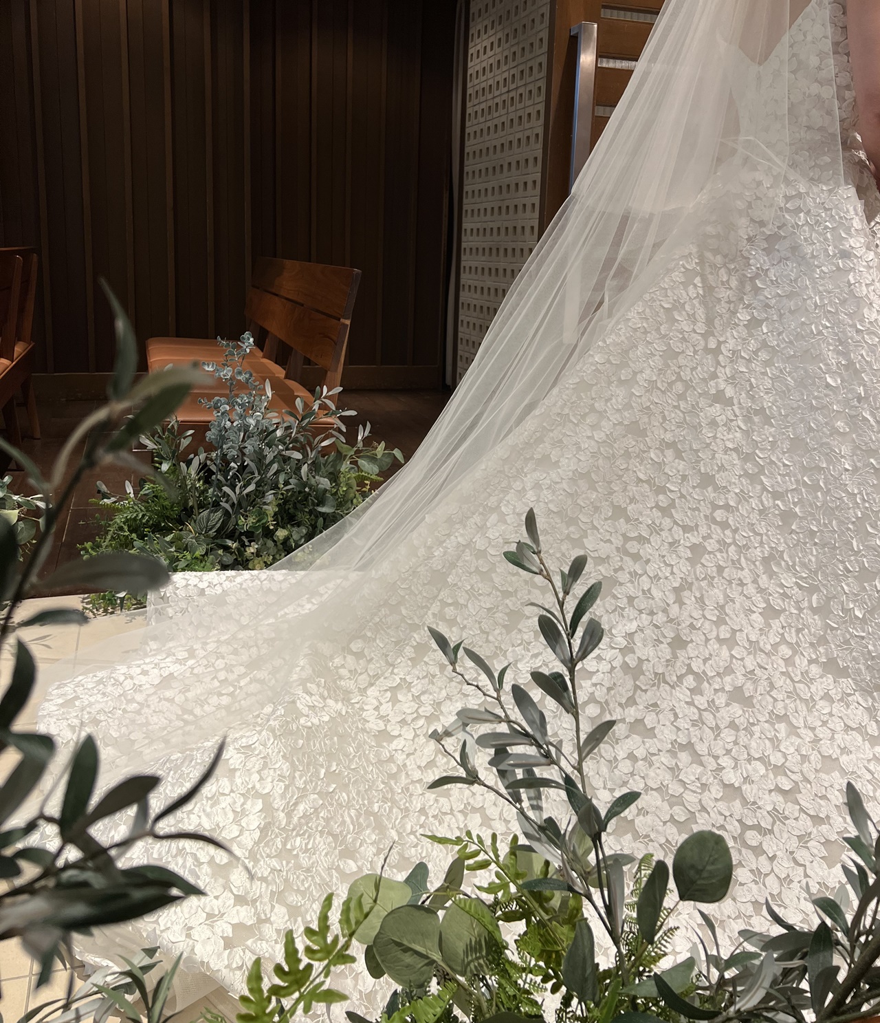 ウィズ ザ スタイル 福岡のグリーンにマッチする、ナチュラルなフラワーモチーフのリーム アクラ のウェディングドレス