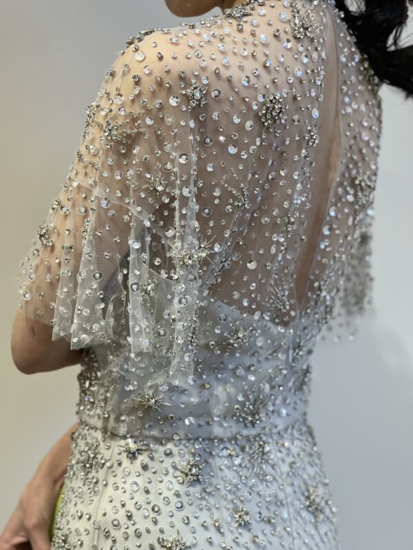 揺れ動くフレアスリーブ可憐で美しいJenny Packham(ジェニー パッカム)の新作カラードレスをご紹介いたします。