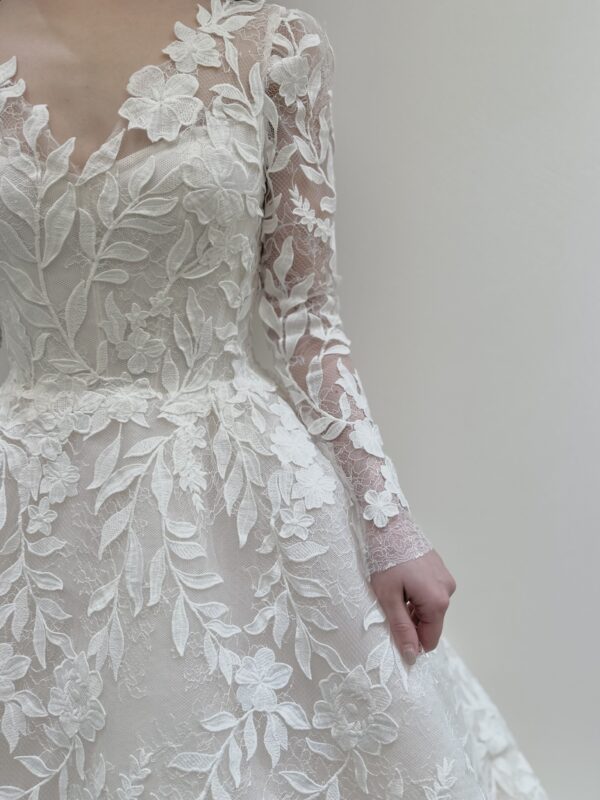 モニークルイリエのカットレースが美しいプリンセスラインのウェディングドレスをご紹介させていただきます。