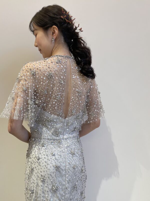 異素材のビーディングがたっぷりと施されたジェニー パッカムらしいカラードレスを神戸店よりご紹介いたします。