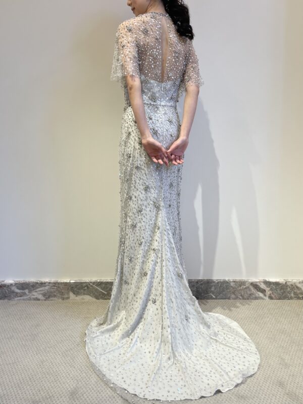 揺れ動くフレアスリーブと計算されたシルエットが美しいJenny Packham(ジェニー パッカム)の新作カラードレスをご紹介いたします。