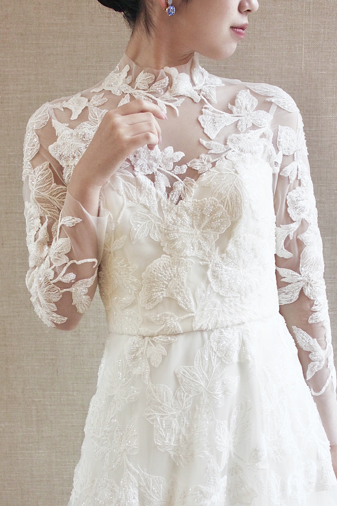 トリートドレッシング京都店のアムサーラの新作ウェディングドレスは京都エリアでおすすめの刺繍とビジューが美しいクラシックモダンなウェディングドレスです