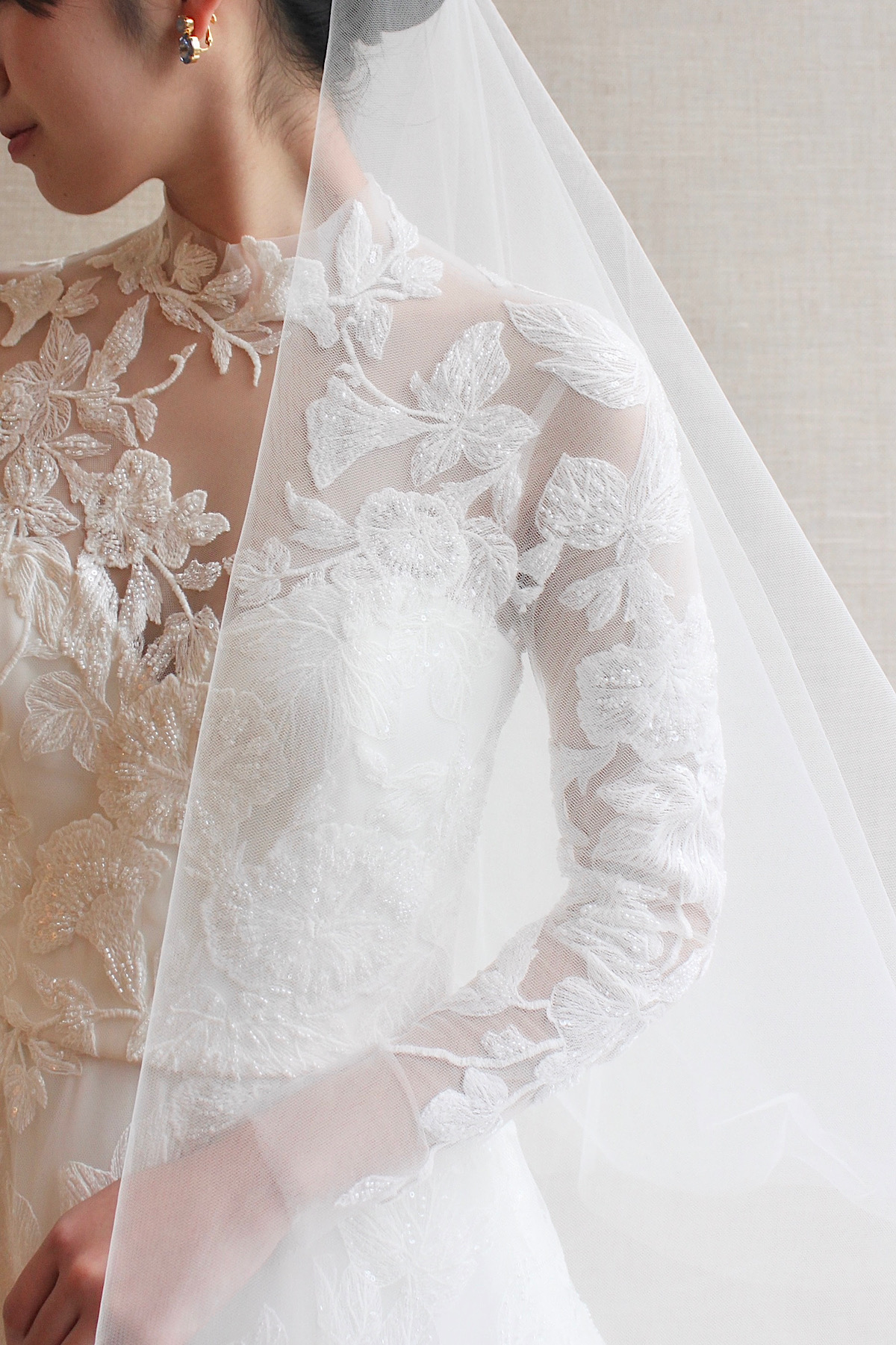 刺繍やビジューのウェディングドレスには透明のベールを付けておすごしがおすすめです