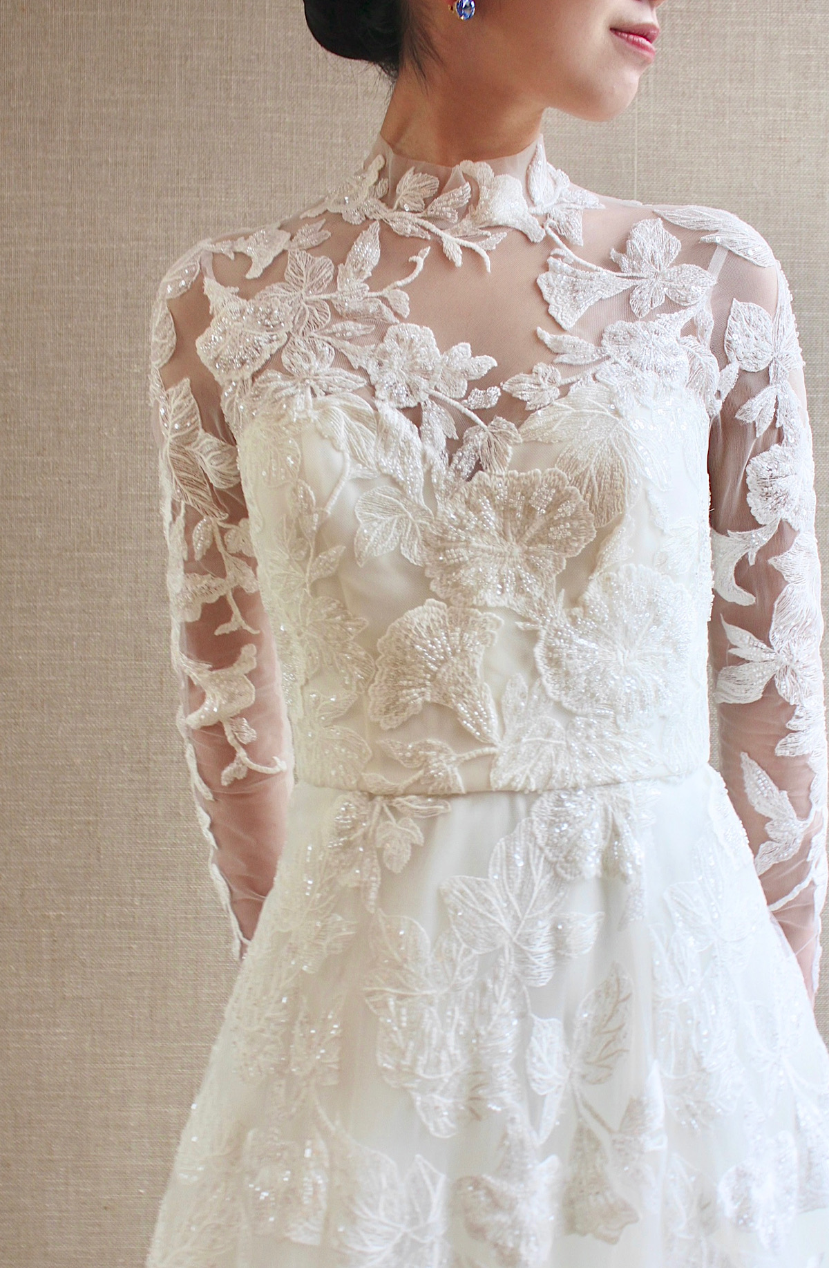 トリートドレッシング京都店のビジューや詩集の装飾が美しいアムサーラの新作Aラインのウェディングドレスです