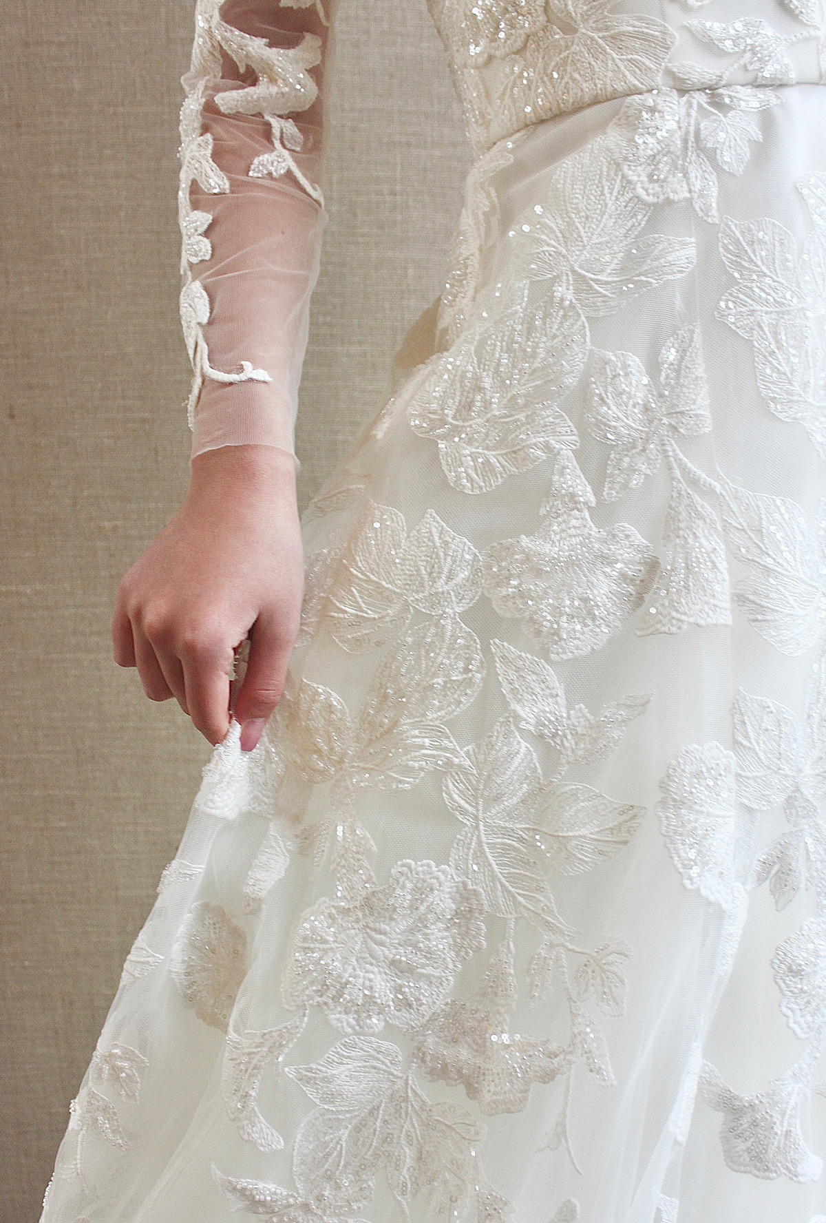 刺繍やビジューのリーフが美しいロングスリーブでAラインのウェディングドレスです