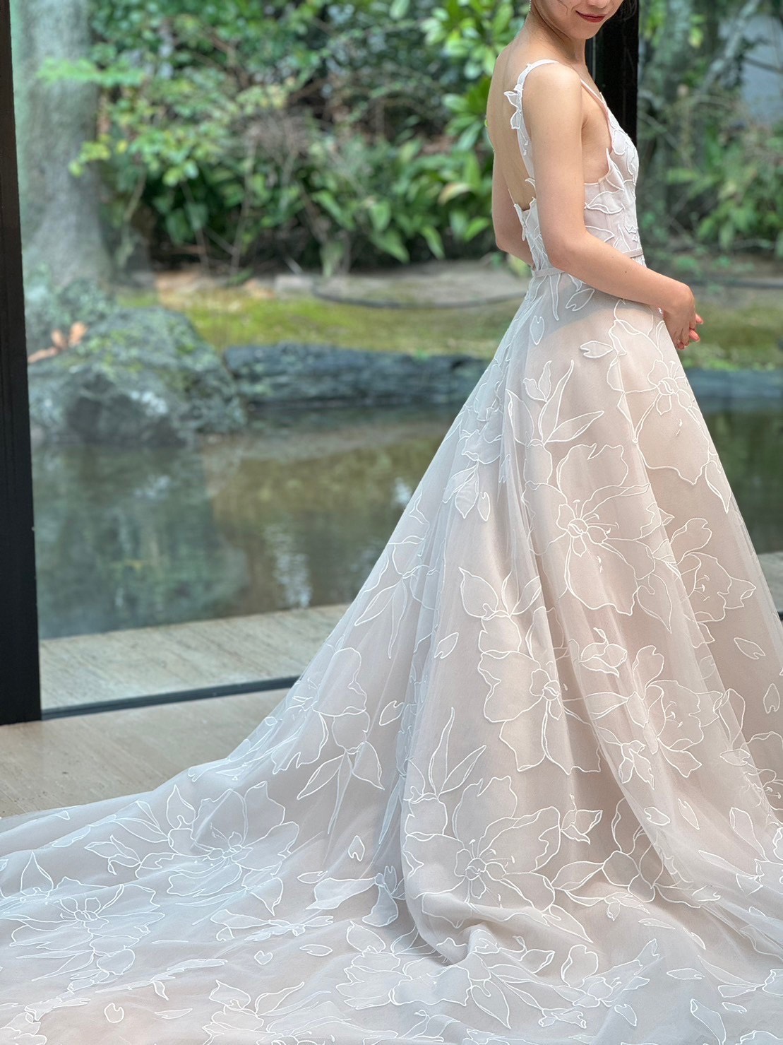 ザガーデンオリエンタル大阪の自然に溶け込み透明感溢れるフラワーのレースが目を引くミラズウィリンガーの新作ウェディングドレスです