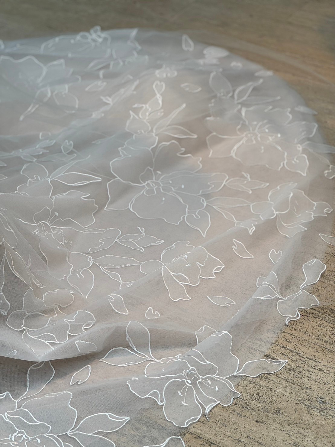 花びらが舞うように施された繊細なレースでできたミラズウィリンガーの新作ウェディングドレスです