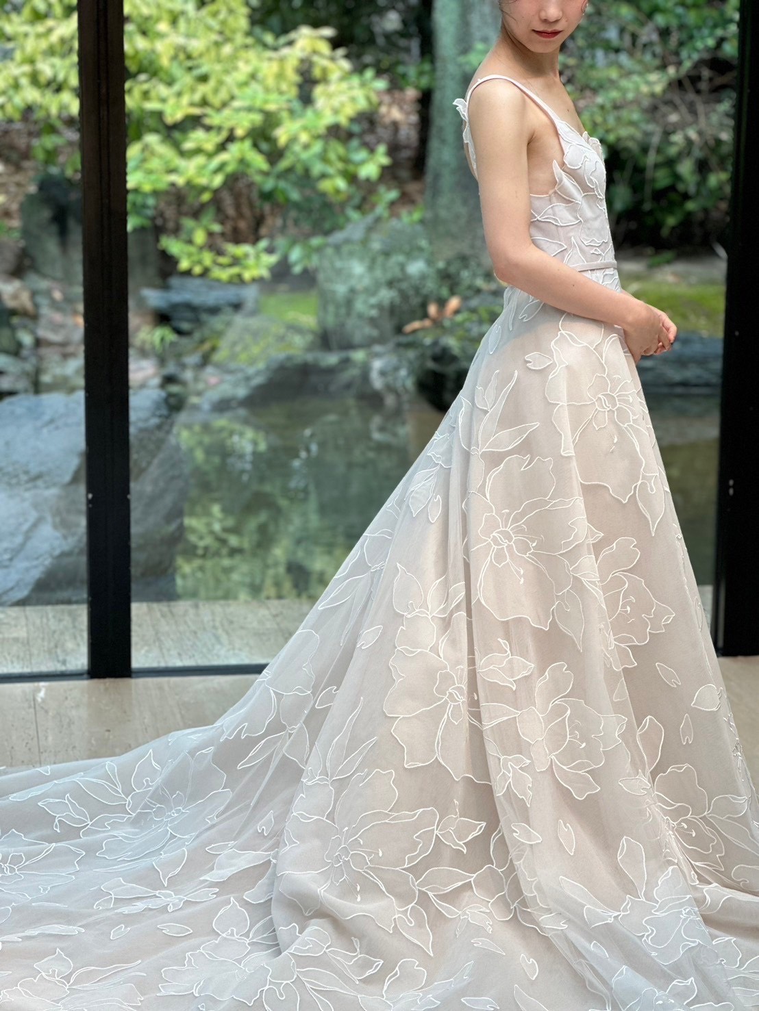 ザガーデンオリエンタル大阪の緑に映えるバックスタイルが美しいレースがあしらわれたミラズウィリンガーの新作ウェディングドレスです