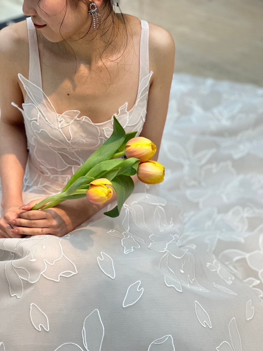 THETREATDRESSINGよりご紹介するトレンドの大柄フラワーモチーフが施されたミラズウィリンガーの新作ウェディングドレスです