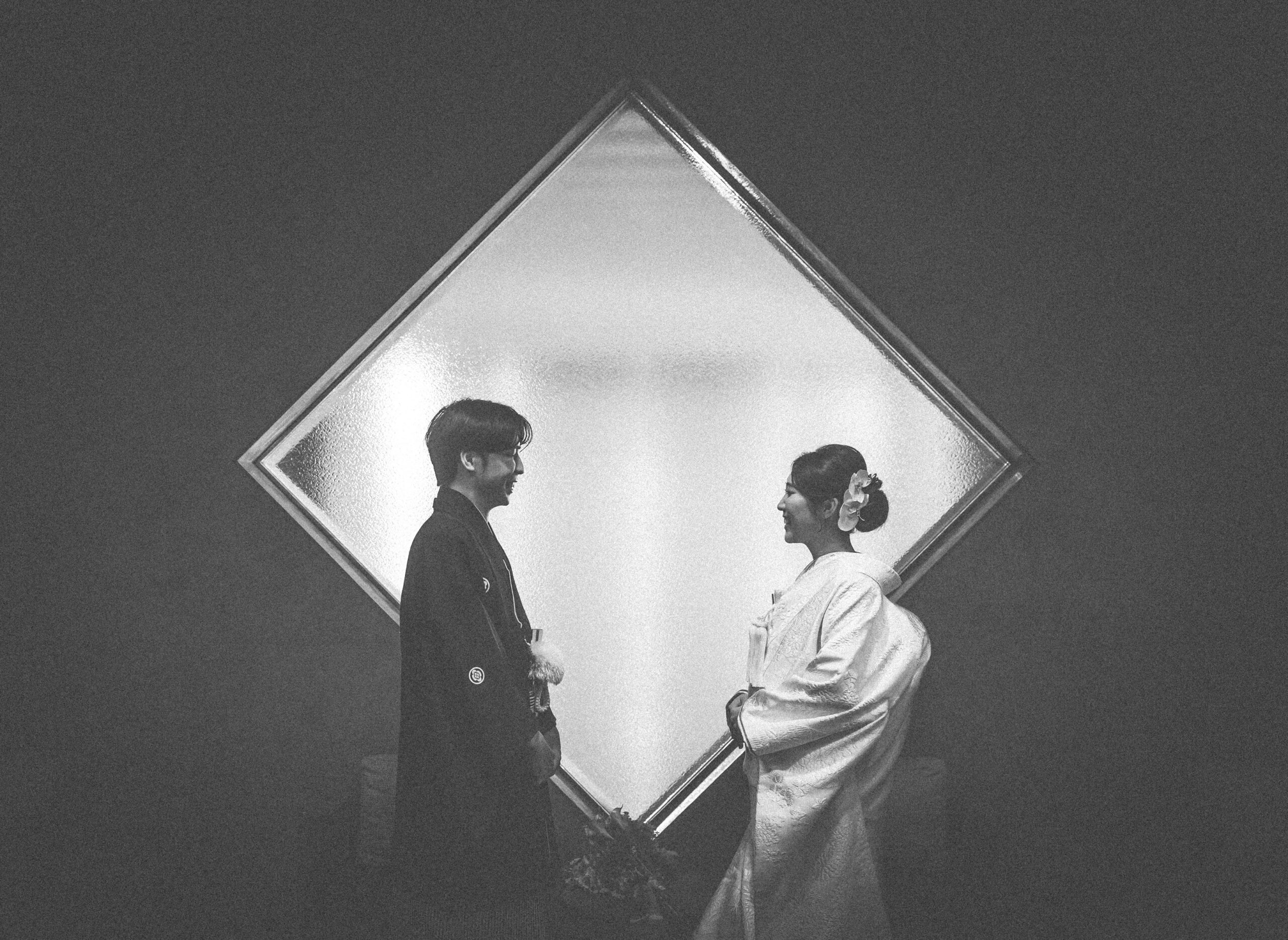 埼玉の結婚式場ザマークグランドホテルでの前撮りでは白無垢と袴をお召しいただいてクールなお二人の表情を残していただけます。