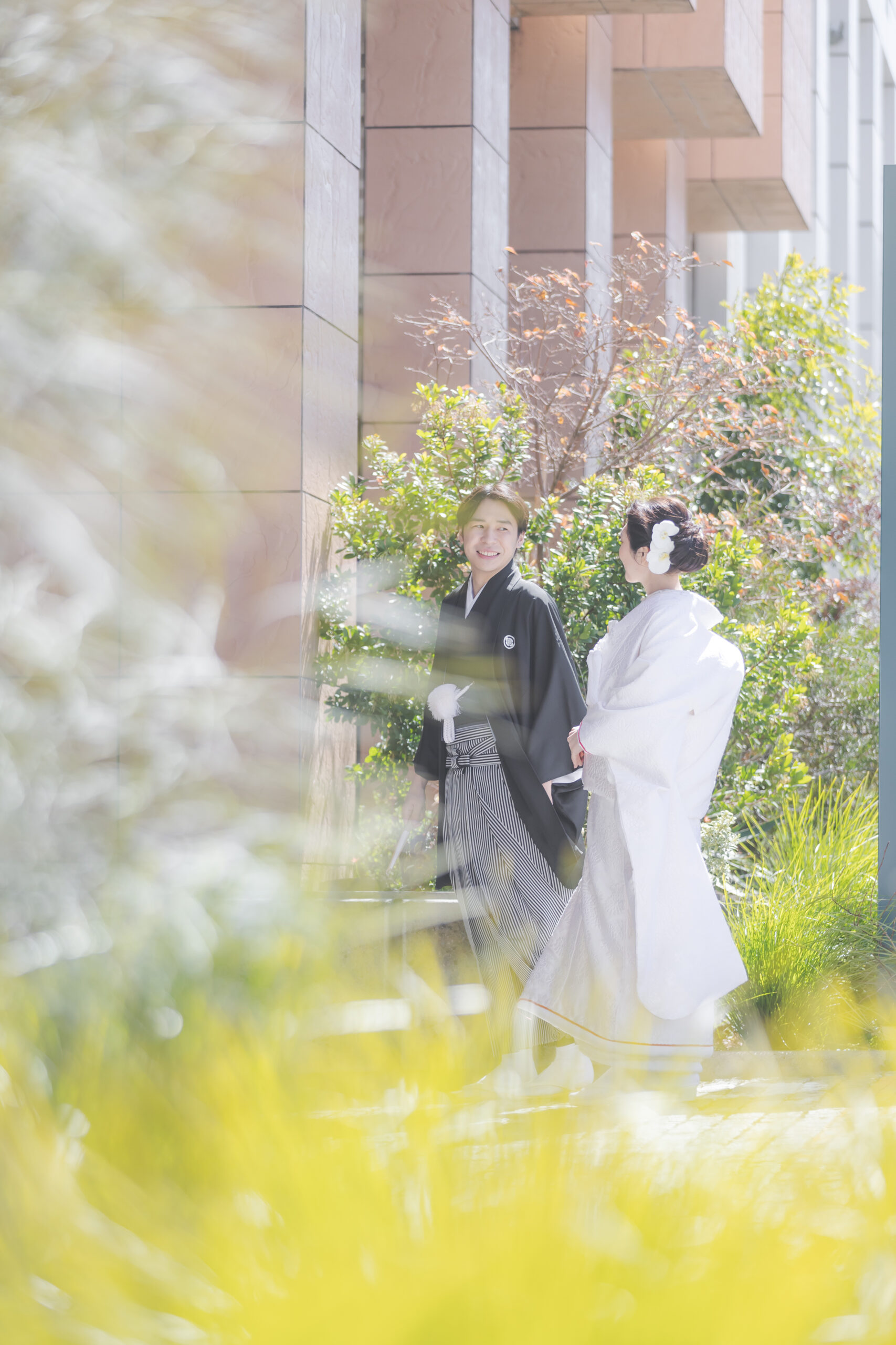 埼玉の結婚式場ザマークグランドホテルでの前撮りでは白無垢を着て緑あふれるナチュラルなお写真を残すことができます。