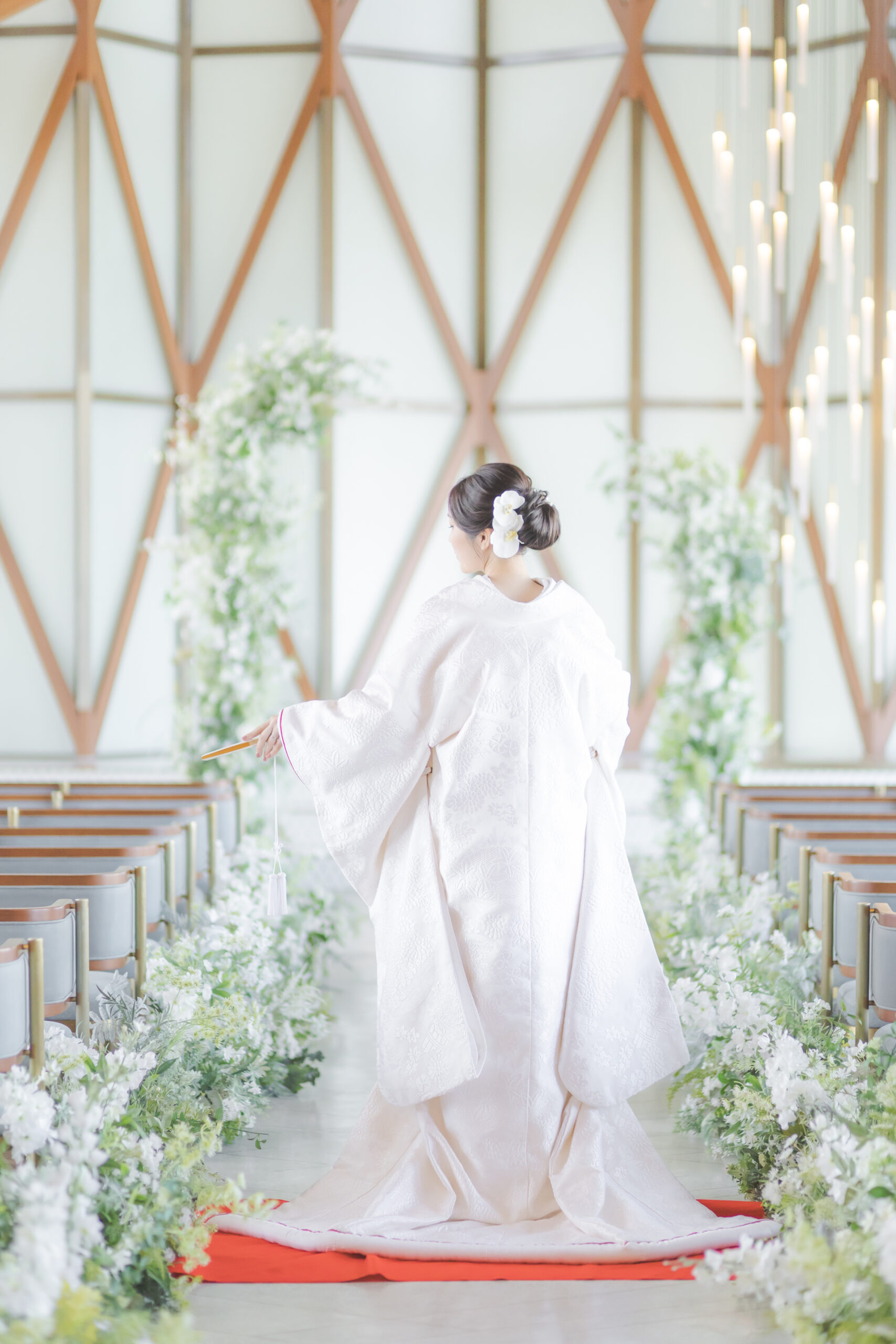 埼玉の結婚式場ザマークグランドホテルでの前撮りでは正絹の光沢感が綺麗な白無垢を着てチャペルで撮影を行えます。