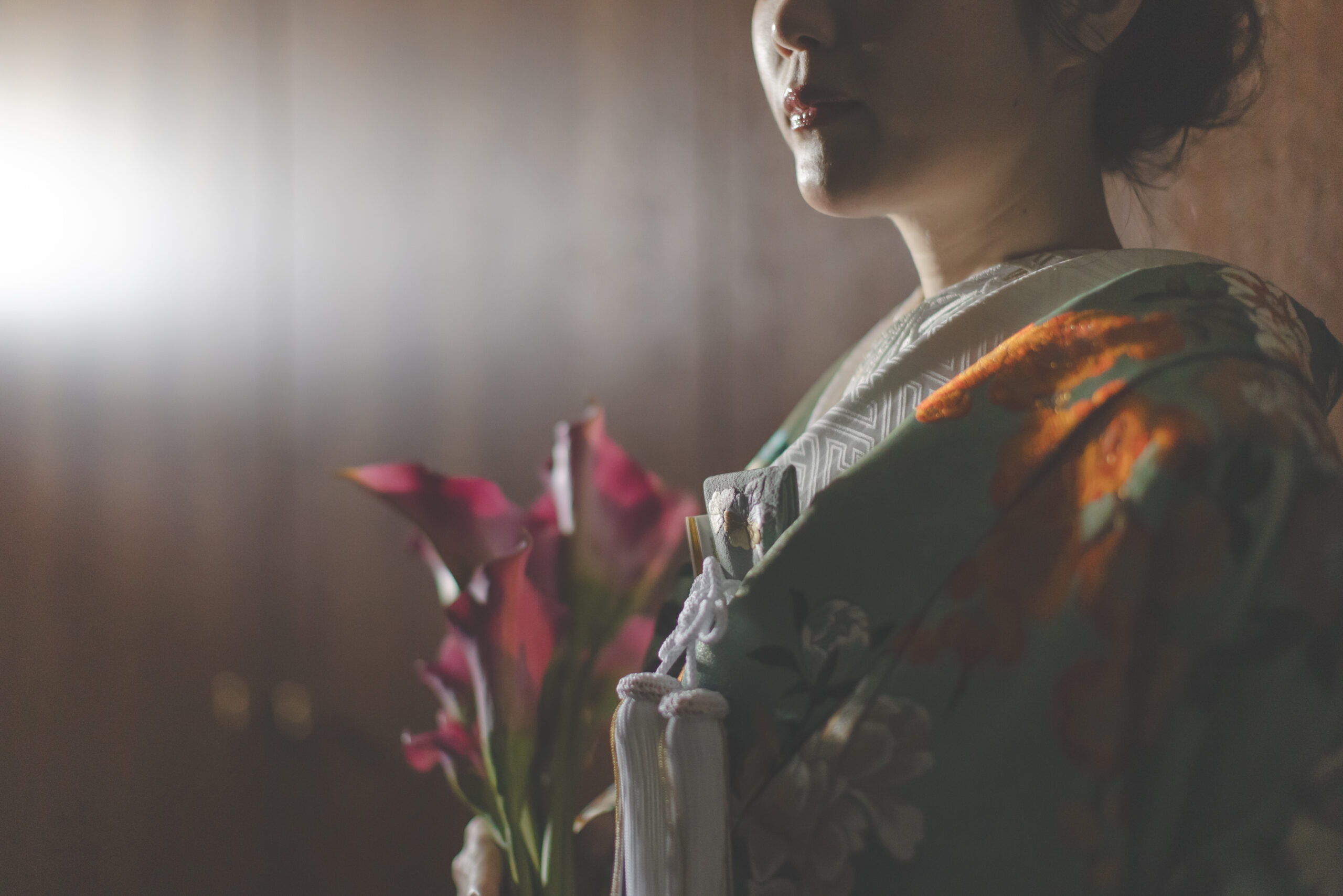 埼玉の結婚式場ザマークグランドホテルでの前撮りでは色打掛をお召しいただいて雰囲気のある特別な写真を残すことができます。