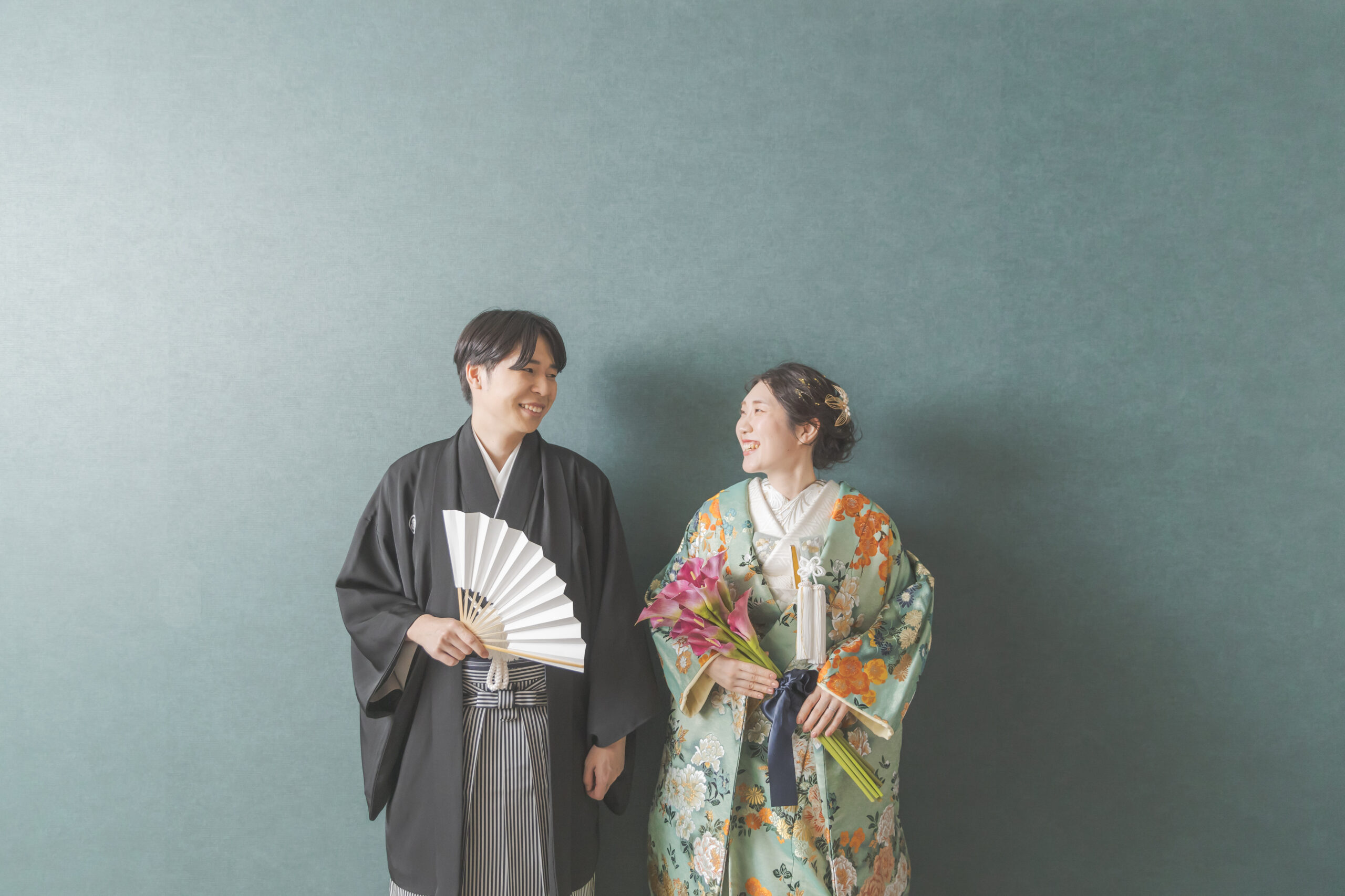 埼玉の結婚式場ザマークグランドホテルでの前撮りでは色打掛を着てお二人の自然体の笑顔を残すことができます。