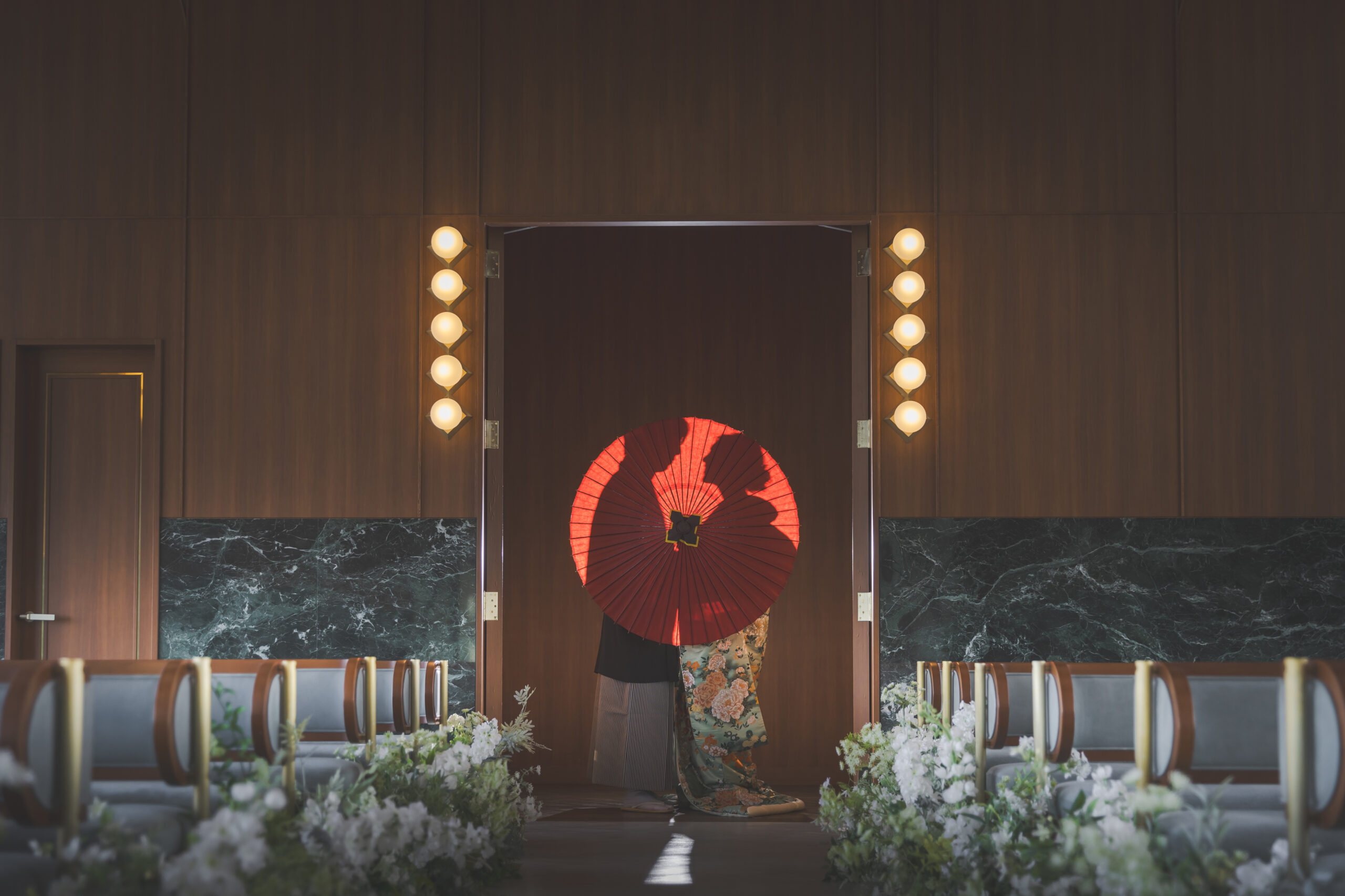 埼玉の結婚式場ザマークグランドホテルでの前撮りでは色打掛をお召しいただいて雰囲気のある特別な写真を残すことができます。