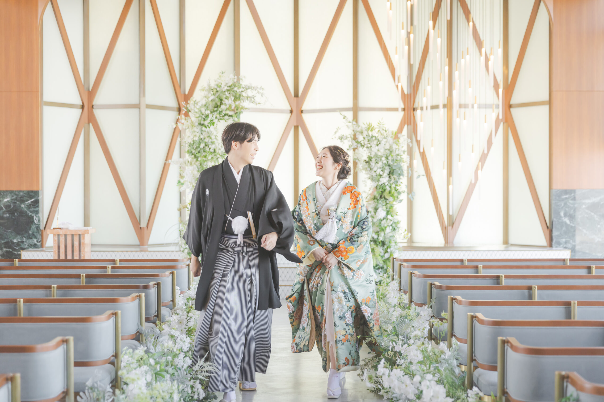 埼玉の結婚式場ザマークグランドホテルでの前撮りでは色打掛を着てお二人の自然体の笑顔を残すことができます。