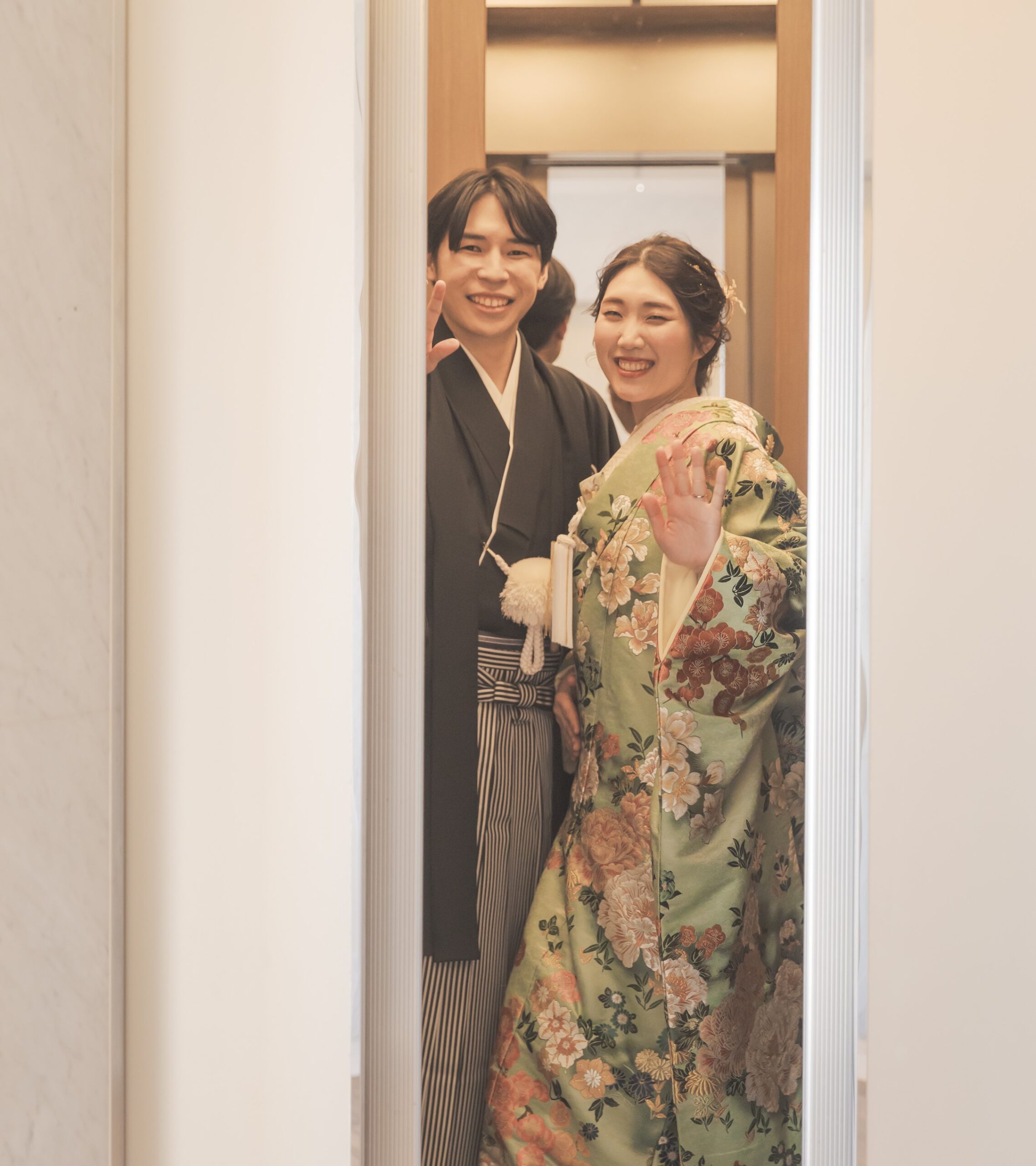 埼玉の結婚式場ザマークグランドホテルでの前撮りではモダンな色打掛を着てお二人の自然体の笑顔を残すことができます。